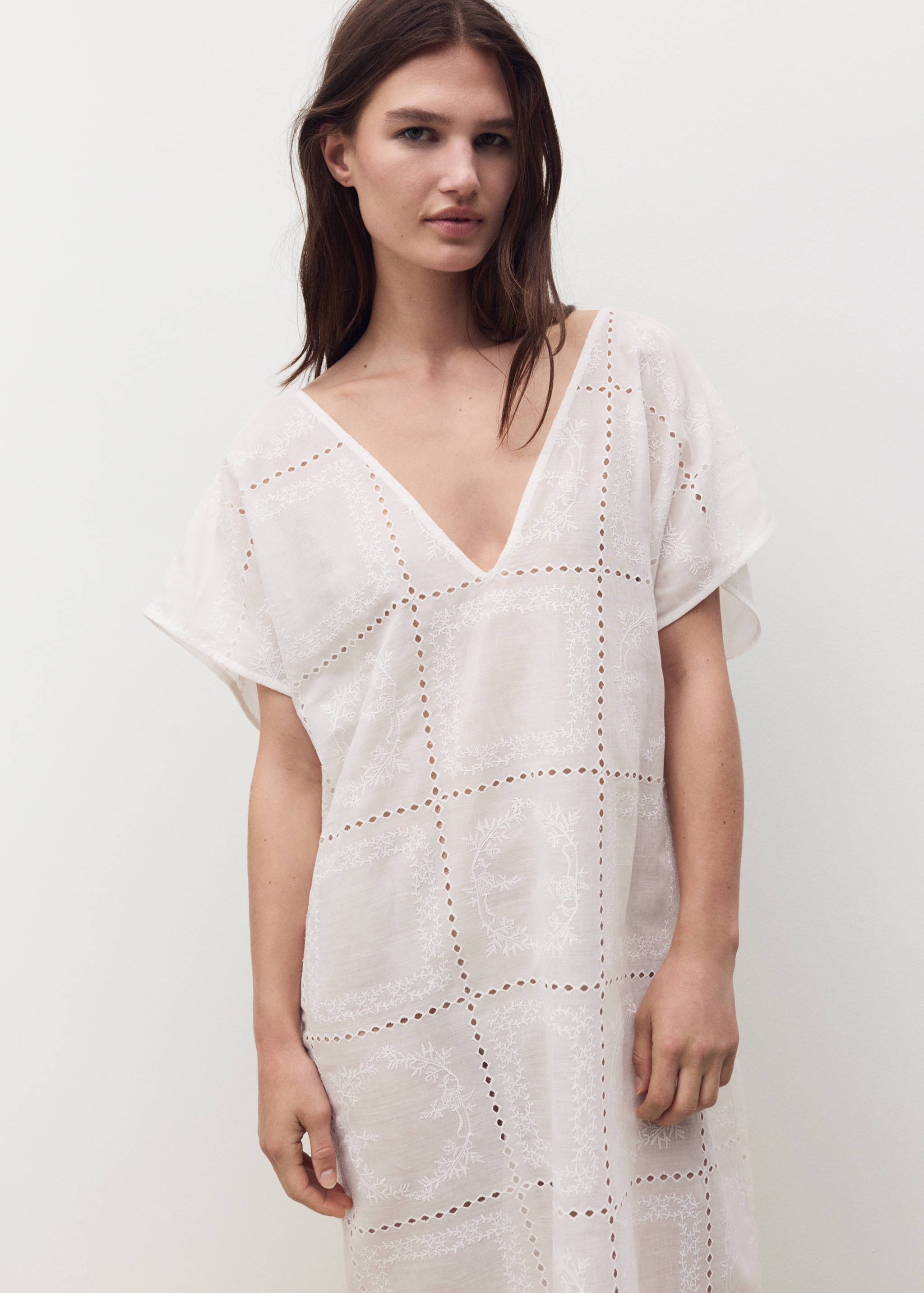 Caftán 100% ramio bordado - Plano medio