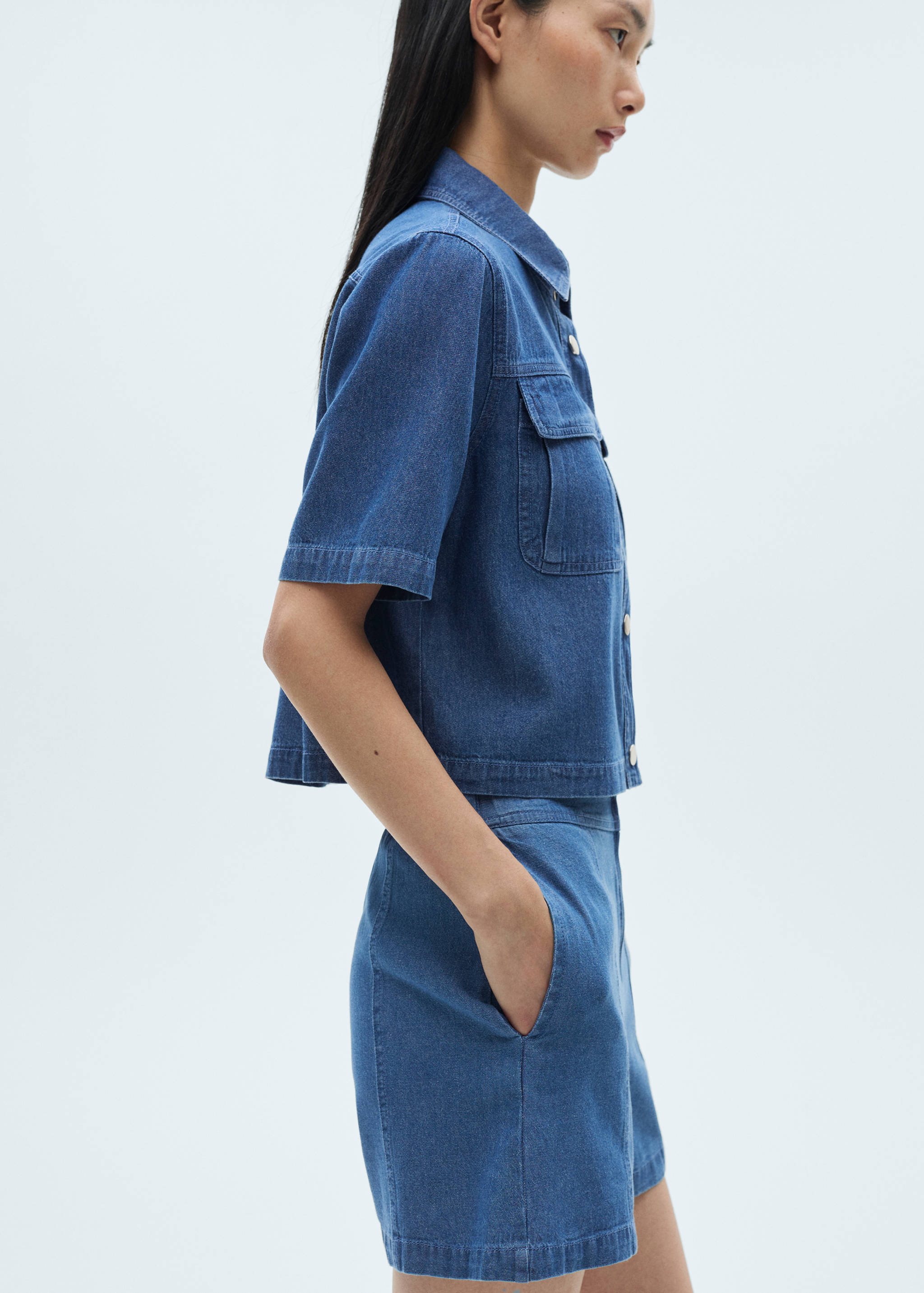 Camisa crop denim - Plano medio
