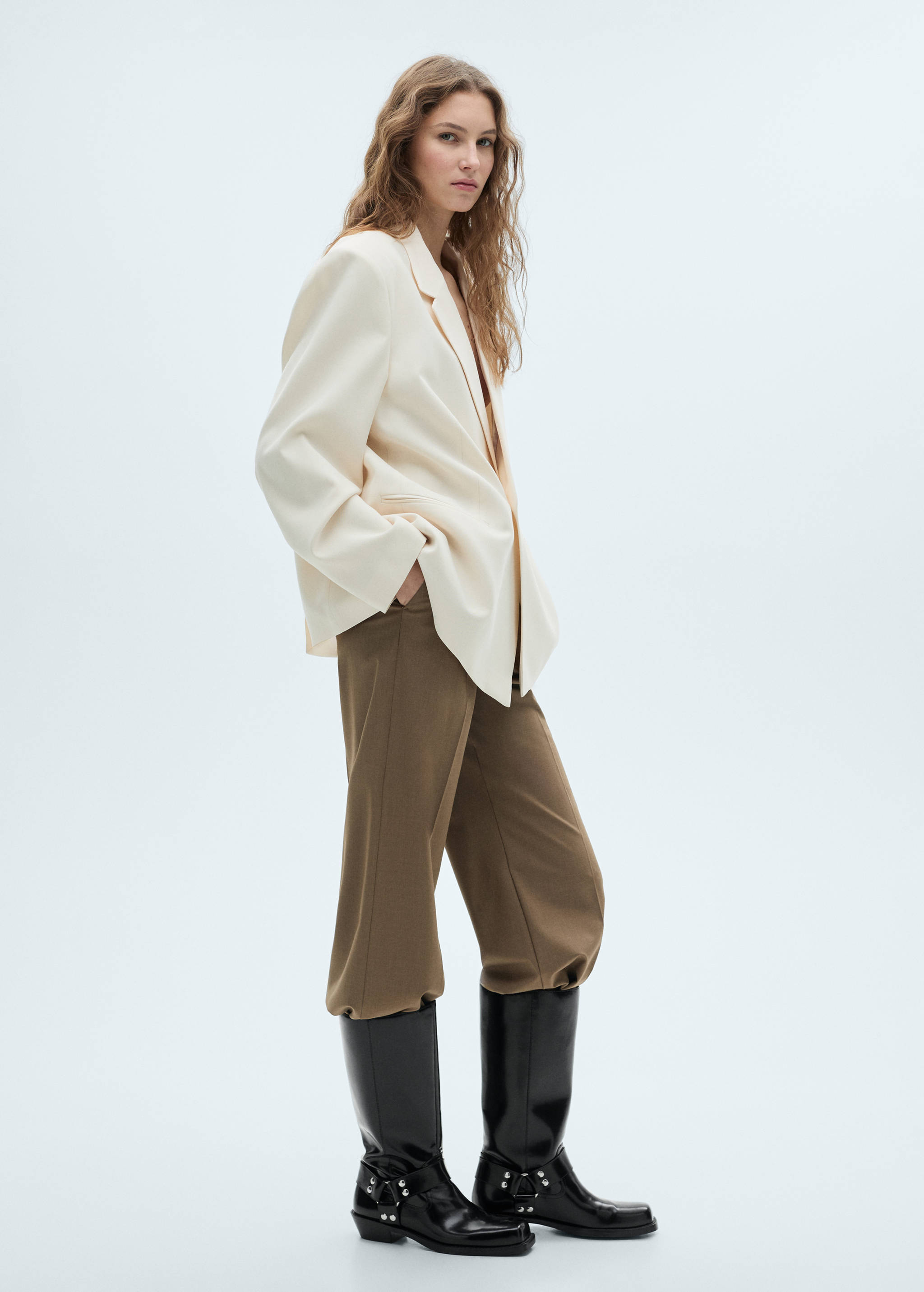 Vysoké boty s hranatou špičkou a metalickými detaily - Celkový náhled