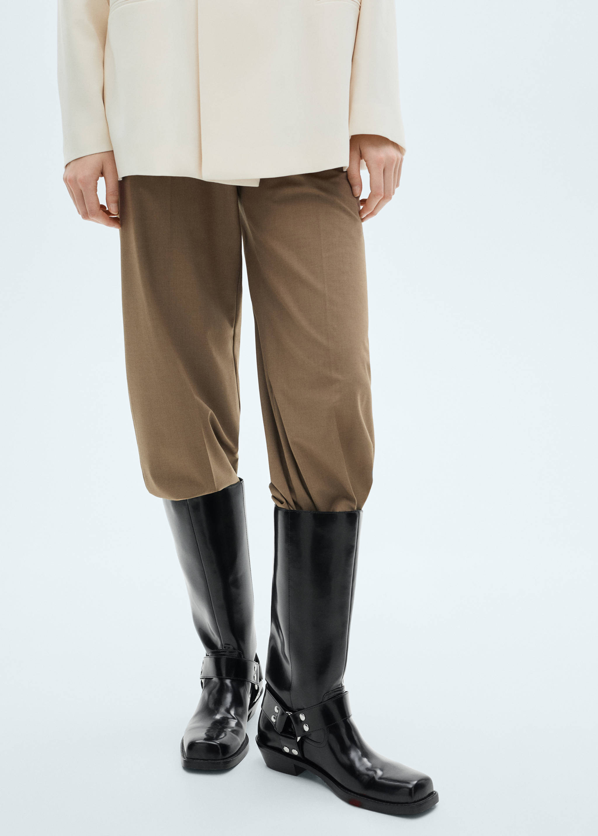 Vysoké boty s hranatou špičkou a metalickými detaily - Detail zboží 9