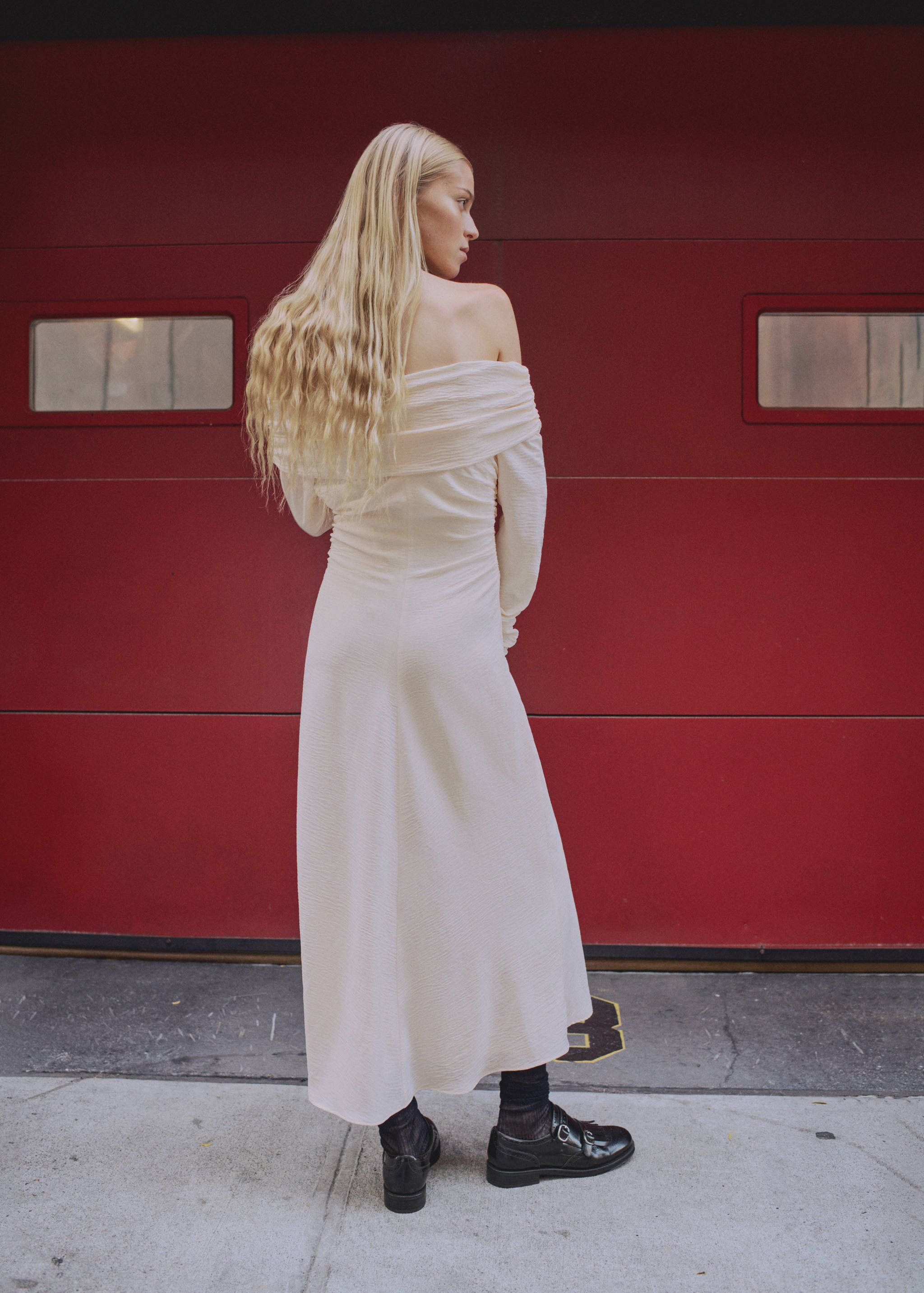 Vestit drapejat espatlles descobertes - Revers de l'article