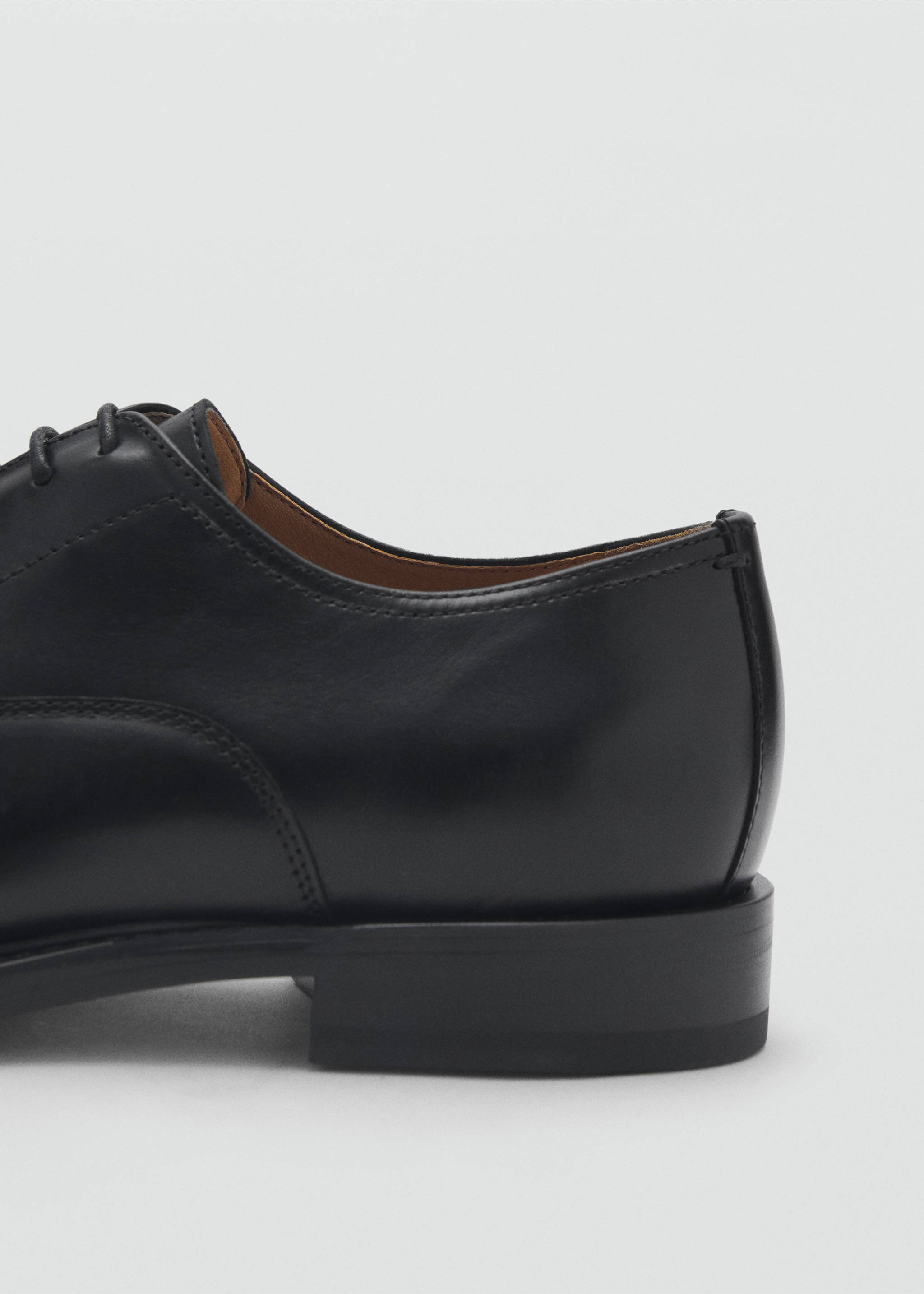 Oxford style leather shoe - Details of the article 1, Black. Ref: 87090616-00.