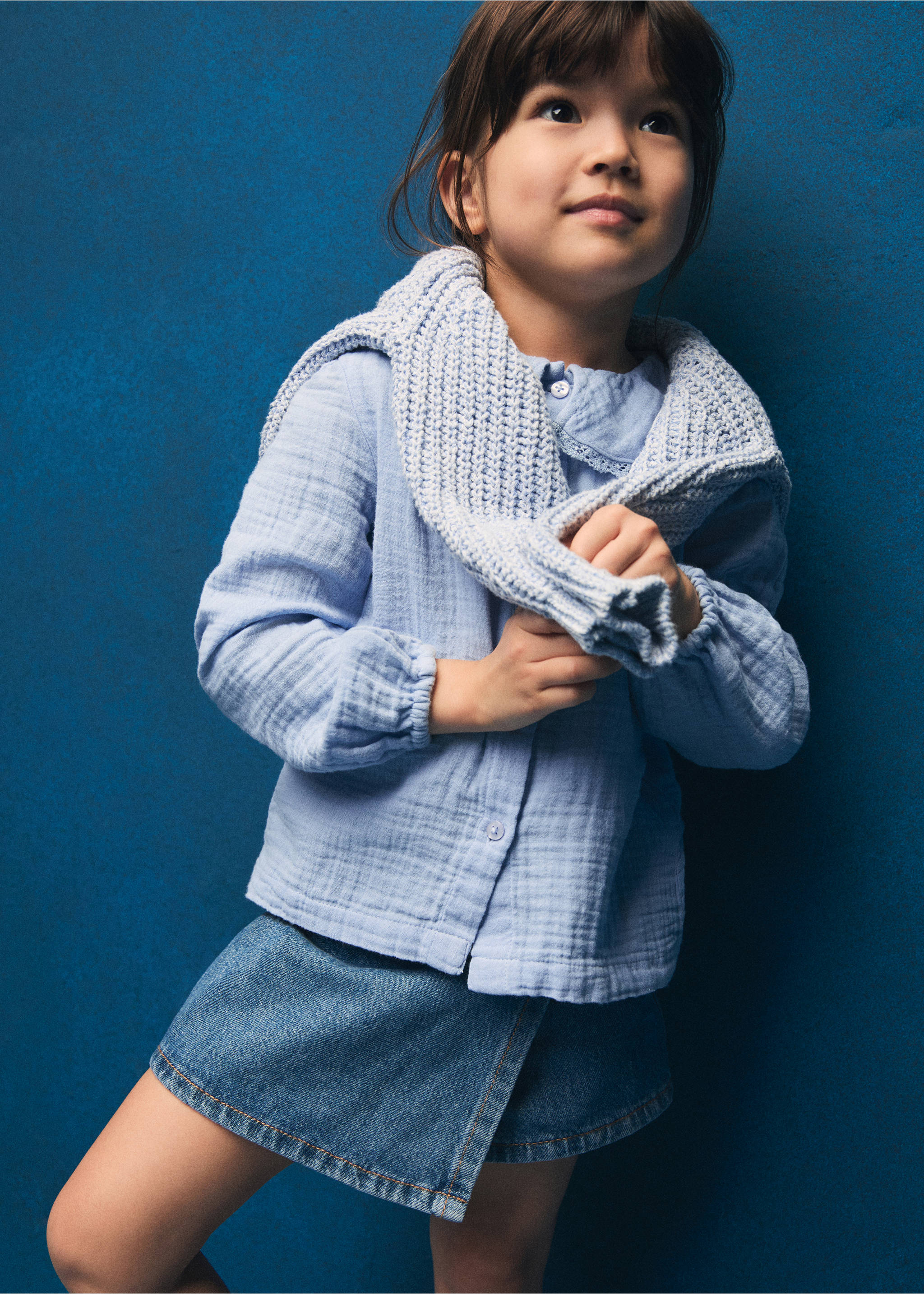 Bluse aus Crinkle-Baumwoll-Gaze - Detail des Artikels 6, Himmelblau. Ref: 87090631-00.