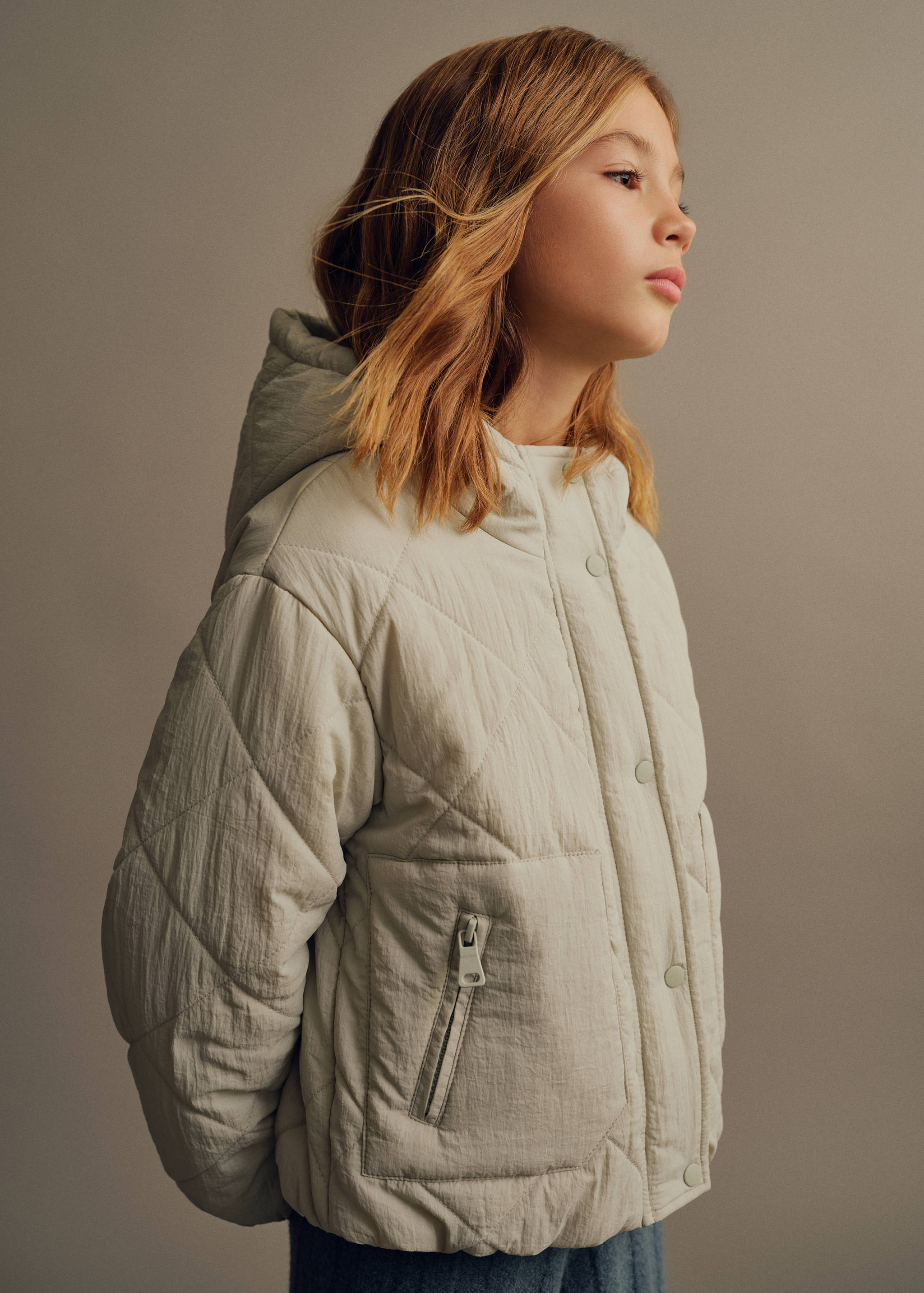 Jachetă matlasată cu glugă - Plan mediu