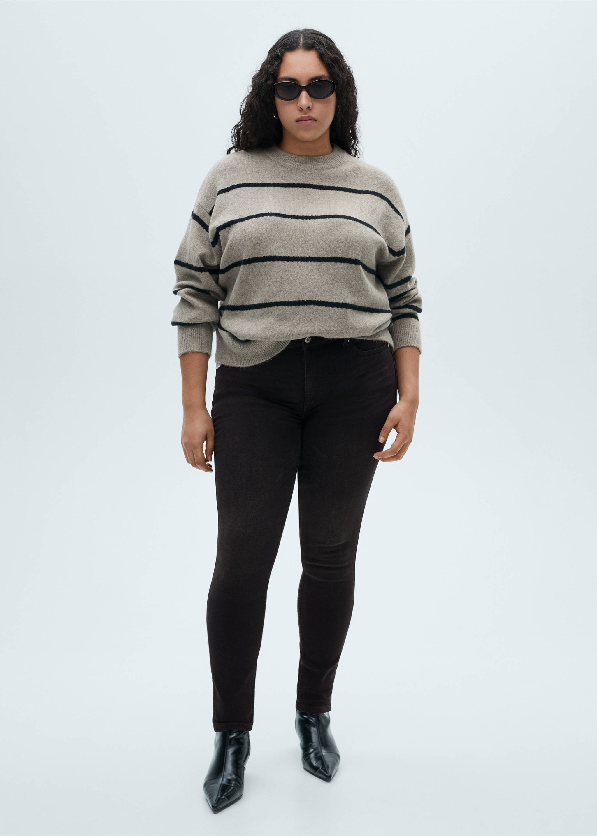 Push-up low-rise skinny jeans - Details of the article 6, Black denim. Ref: 87090648-00.