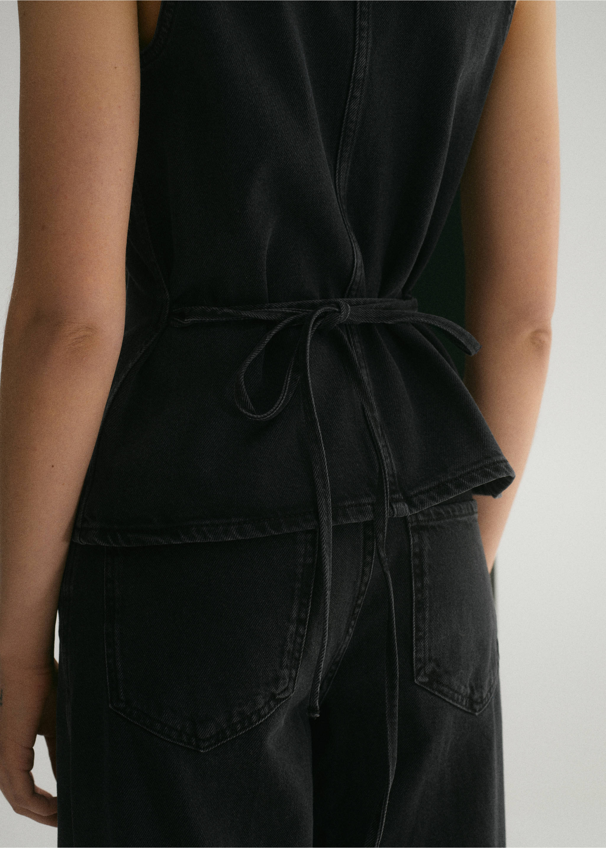 Denim waistcoat with bow - Reverse of the article, Open Grey. Ref: 87090650-00.