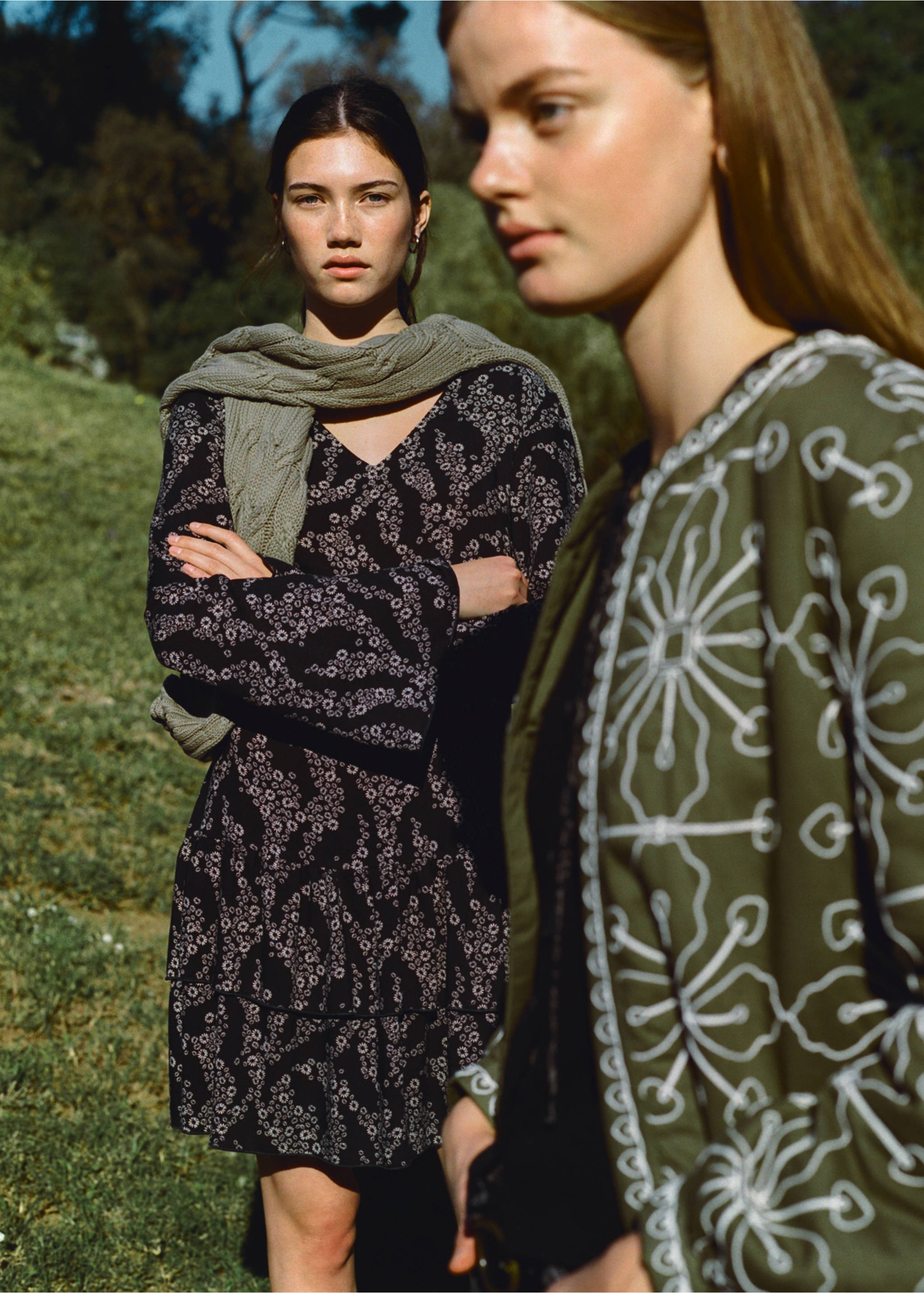 Kleid mit Blumendruck - Detail des Artikels 5, Schwarz. Ref: 87091512-00.