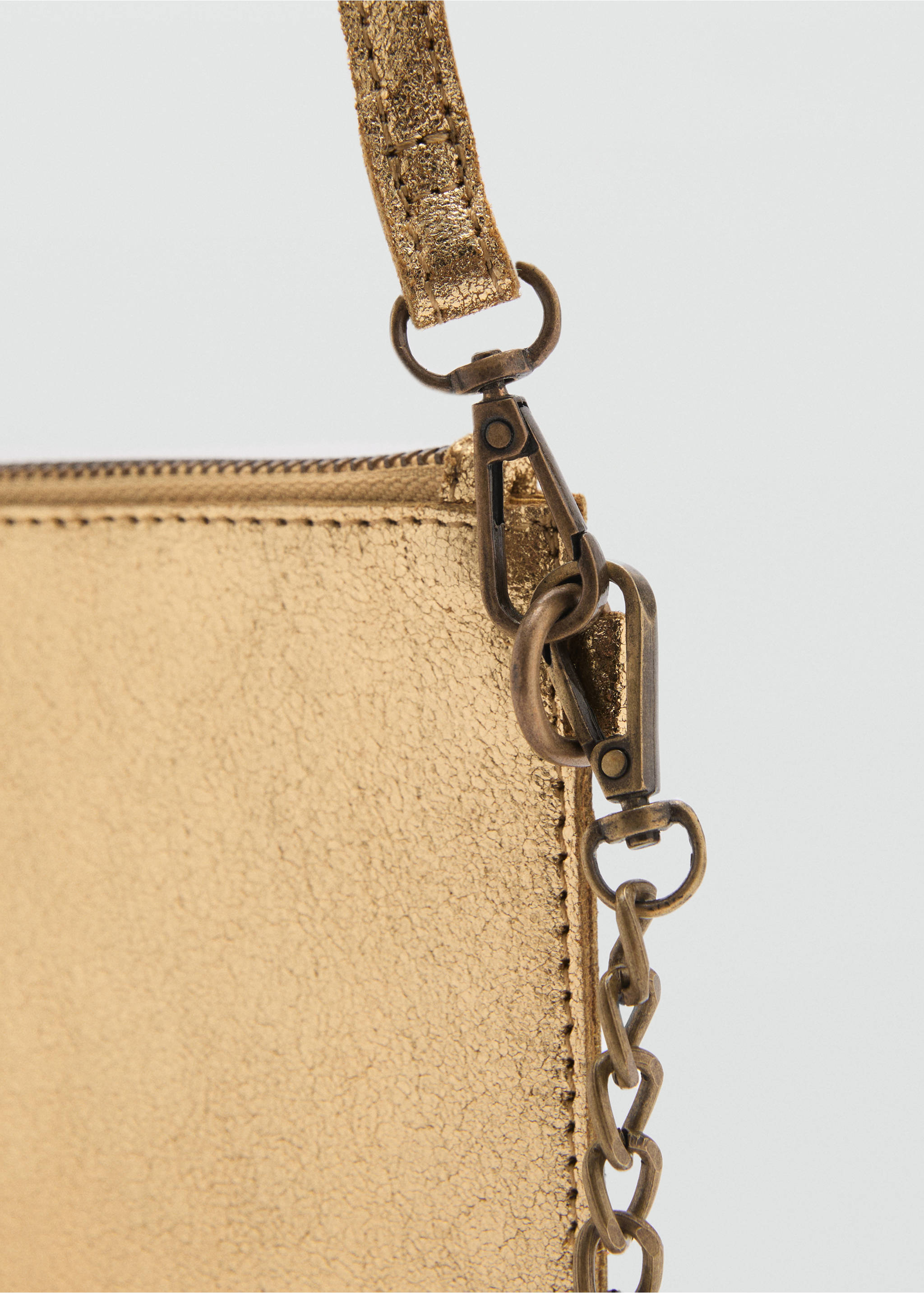 Ledertasche mit Metallic-Effekt - Detail des Artikels 1, Gold. Ref: 87091516-00.