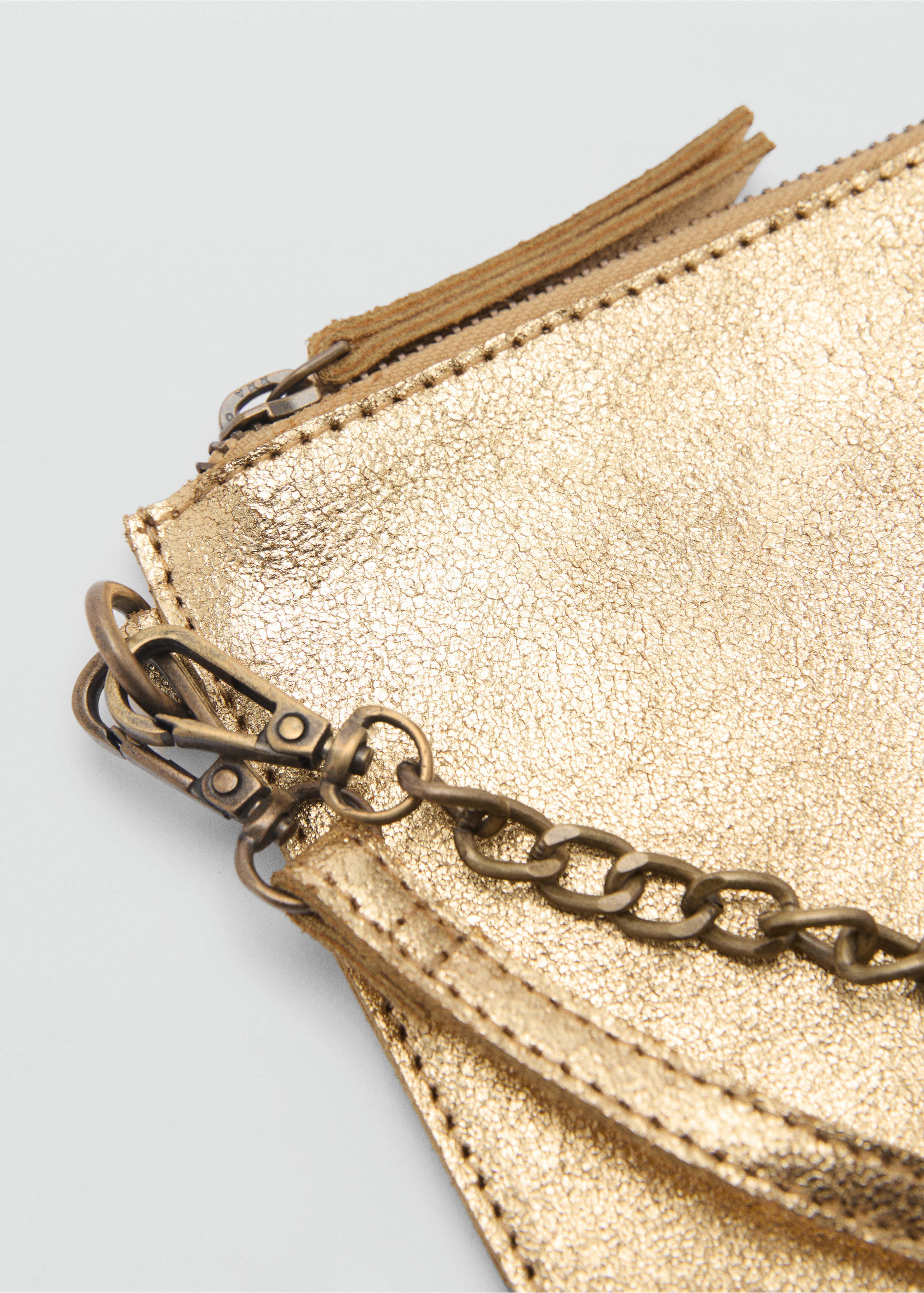 Ledertasche mit Metallic-Effekt - Detail des Artikels 2, Gold. Ref: 87091516-00.
