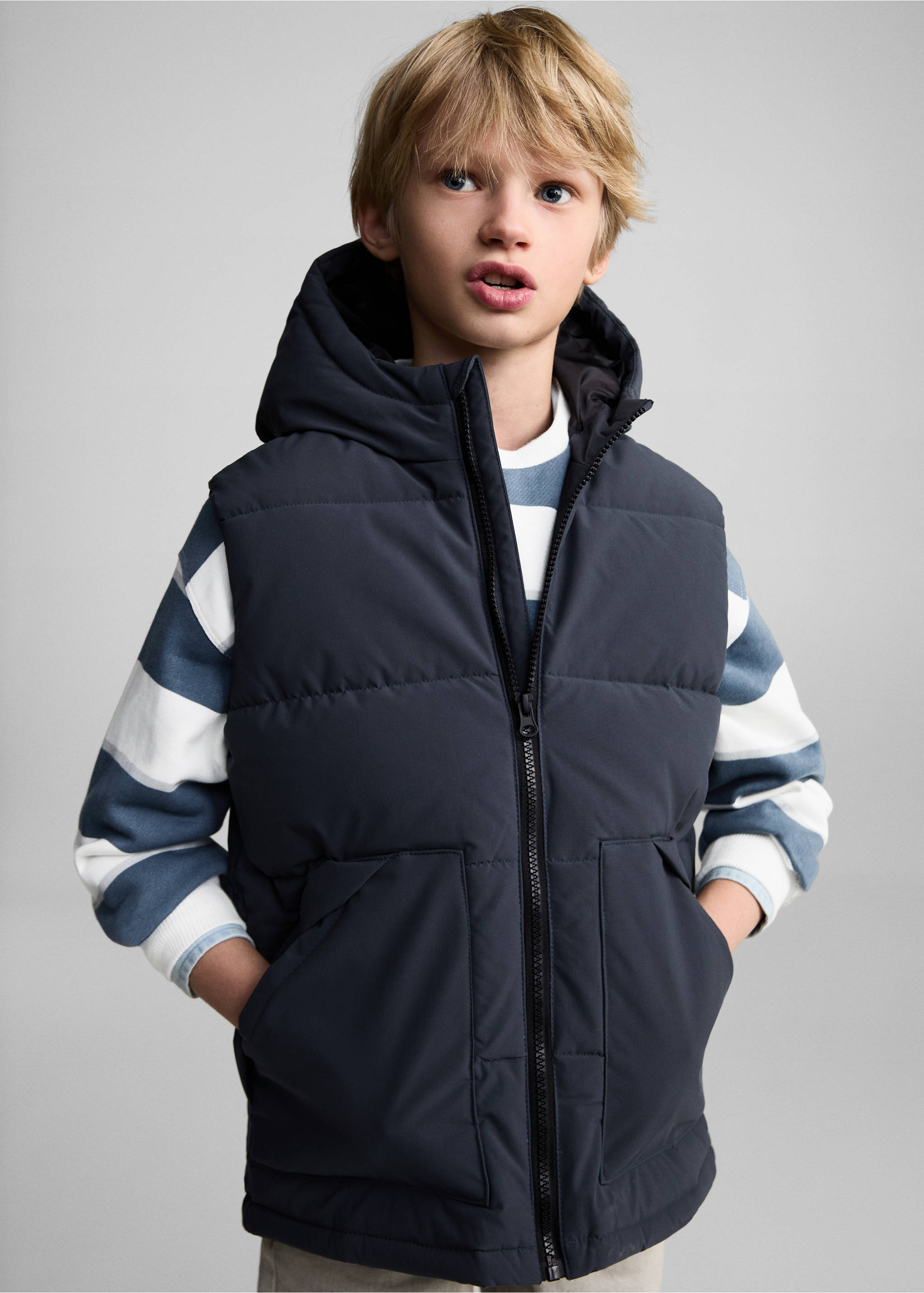 Quilted gilet with hood - Medium plane, Charcoal. Ref: 87092536-00.
