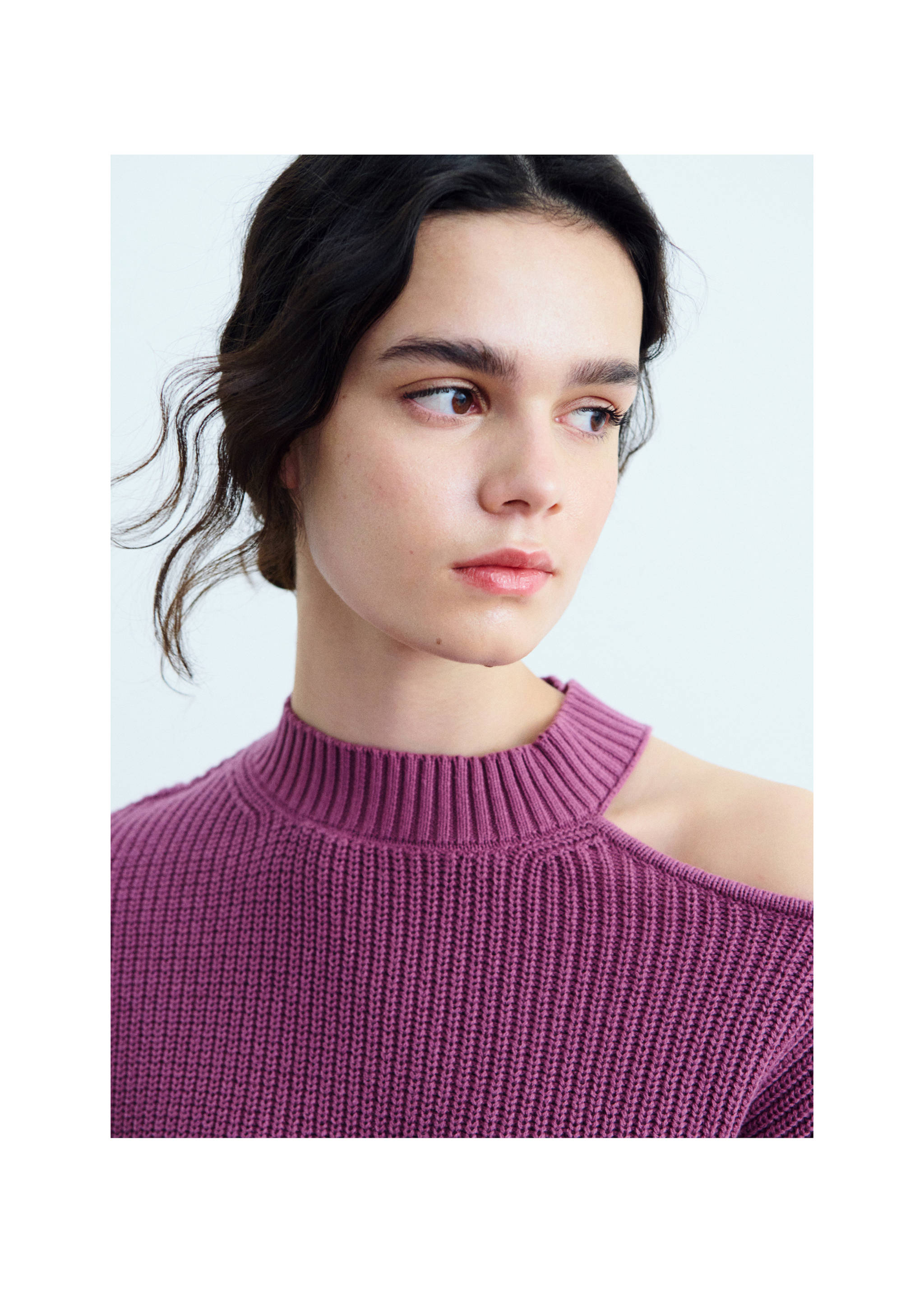 Asymmetrical sweater with shoulder opening - Details of the article 5