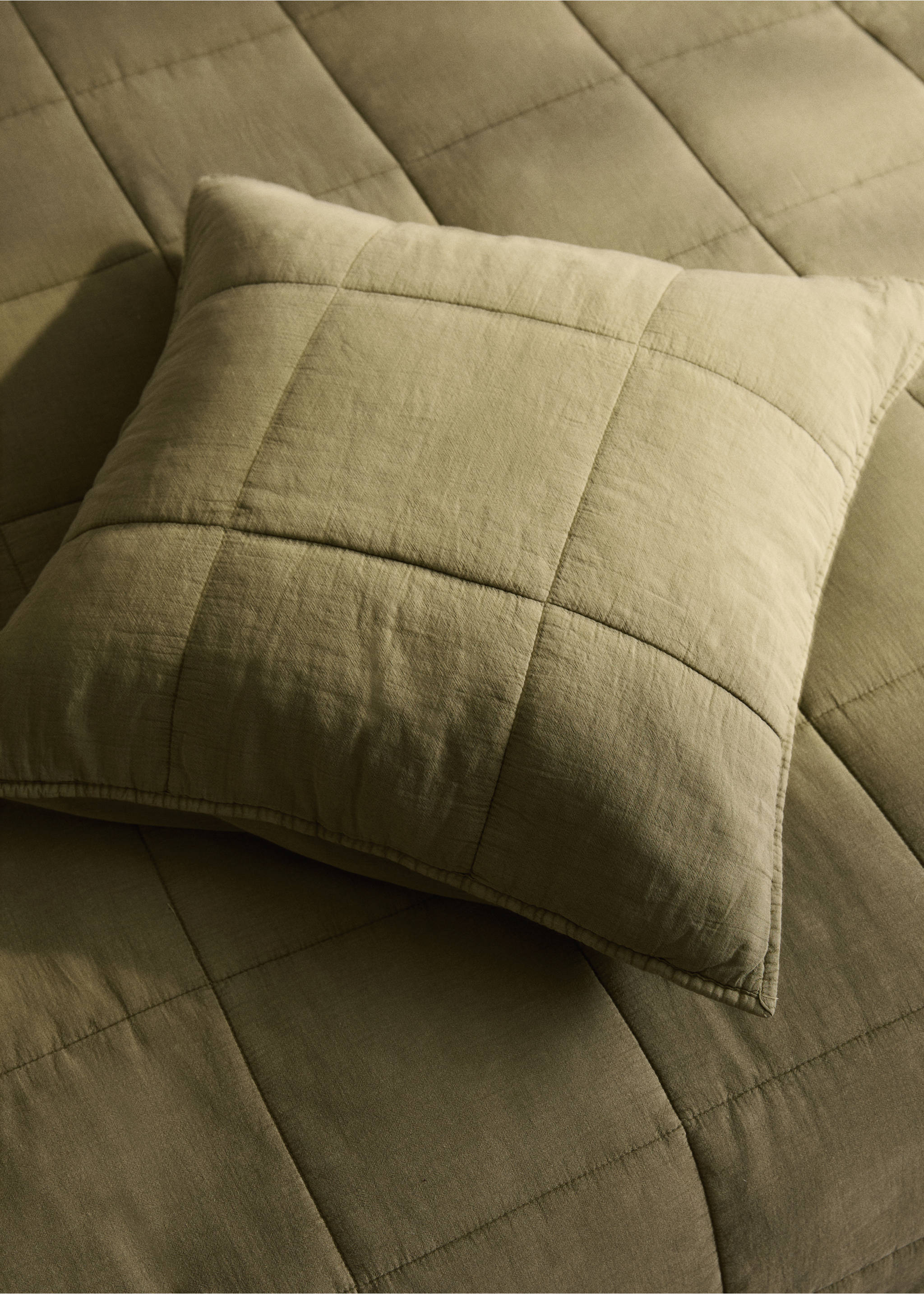 Garment-dyed cotton cushion cover with checks 50x50 cm - General plane, Khaki. Ref: 87092908-00.