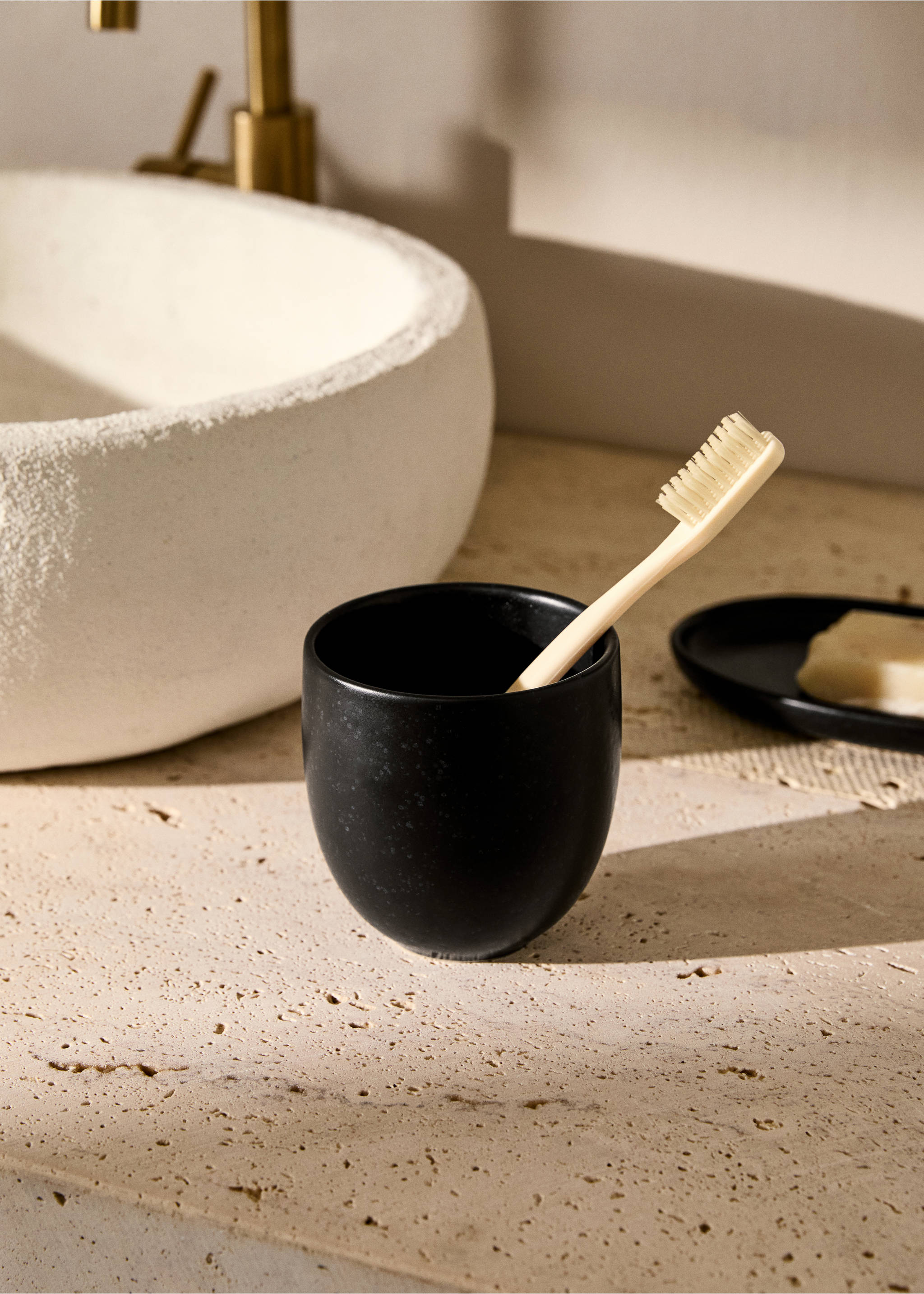 Becher aus Steingut mit mattem Finish für das Bad - Allgemeine Ansicht, Schwarz. Ref: 87092936-00.