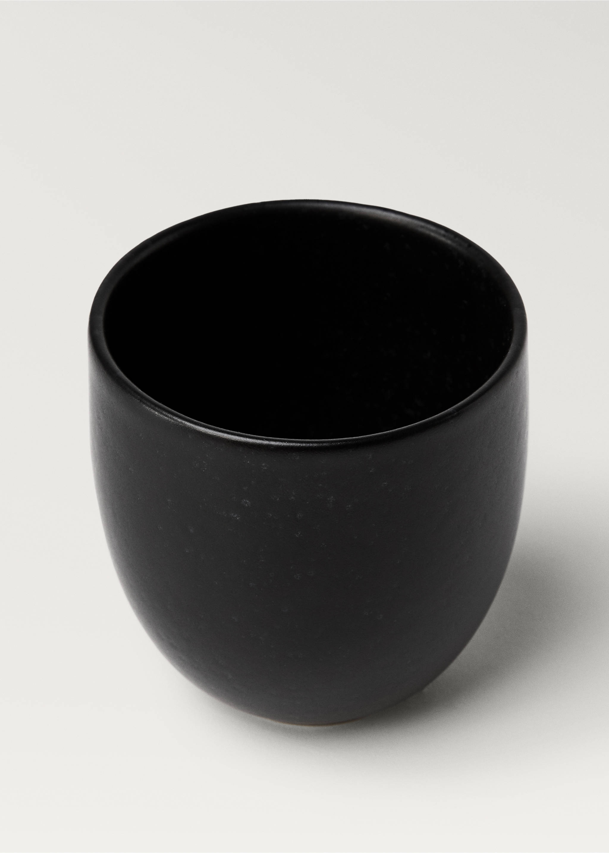 Becher aus Steingut mit mattem Finish für das Bad - Detail des Artikels 1, Schwarz. Ref: 87092936-00.