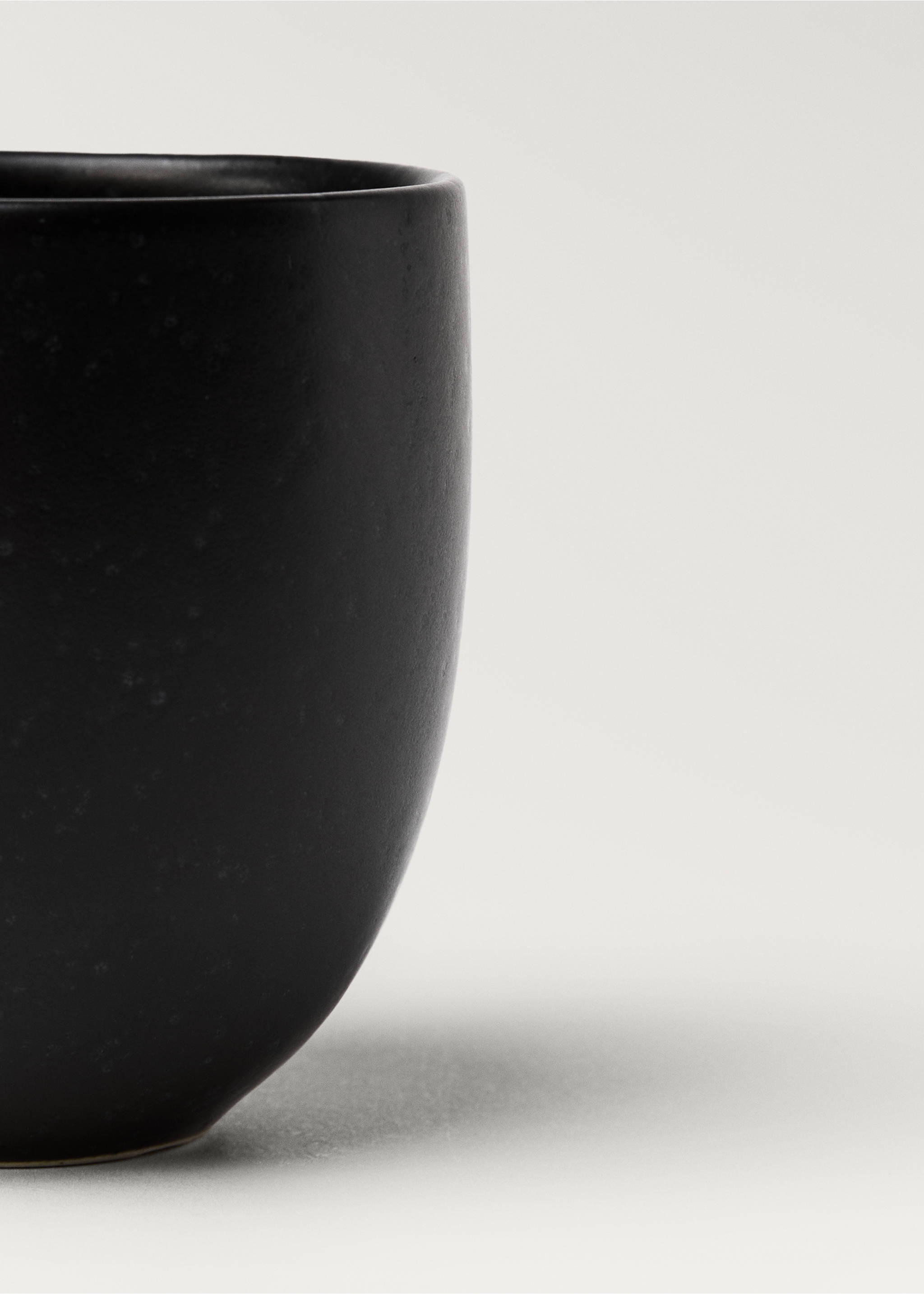 Becher aus Steingut mit mattem Finish für das Bad - Detail des Artikels 2, Schwarz. Ref: 87092936-00.