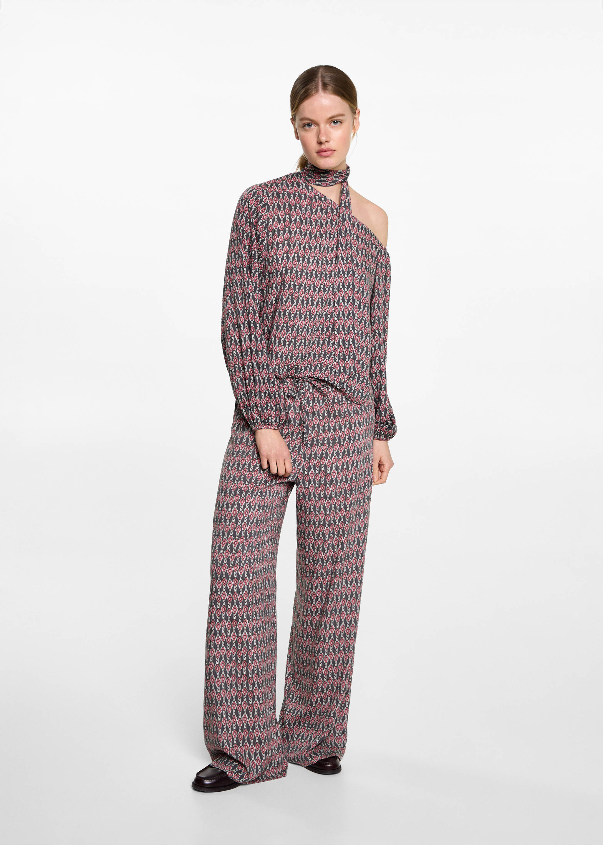 Flowy printed trousers - Details of the article 2, Maroon. Ref: 87093278-00.
