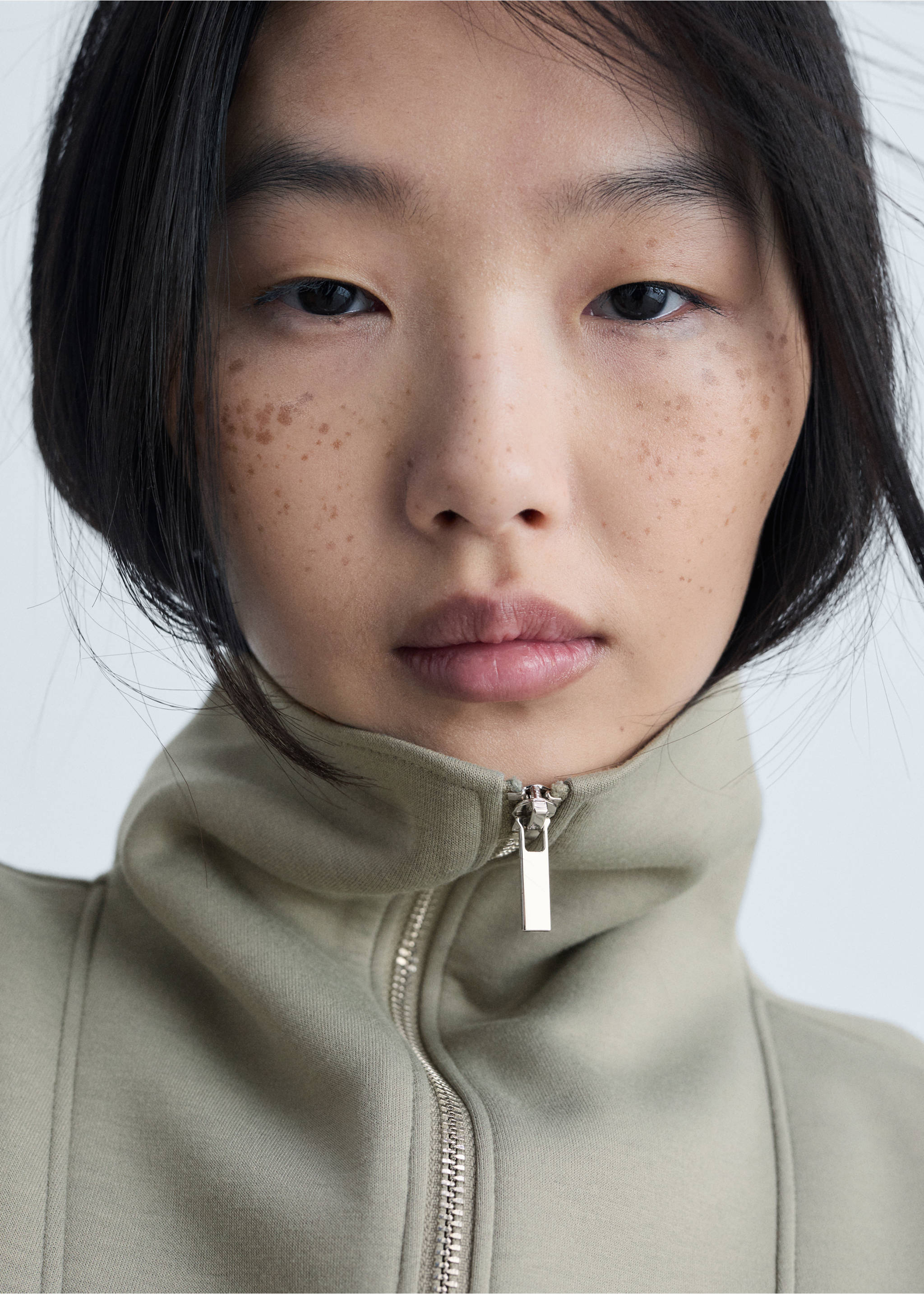 Knitted zip-neck sweatshirt - Details of the article 1, Khaki. Ref: 87093286-00.