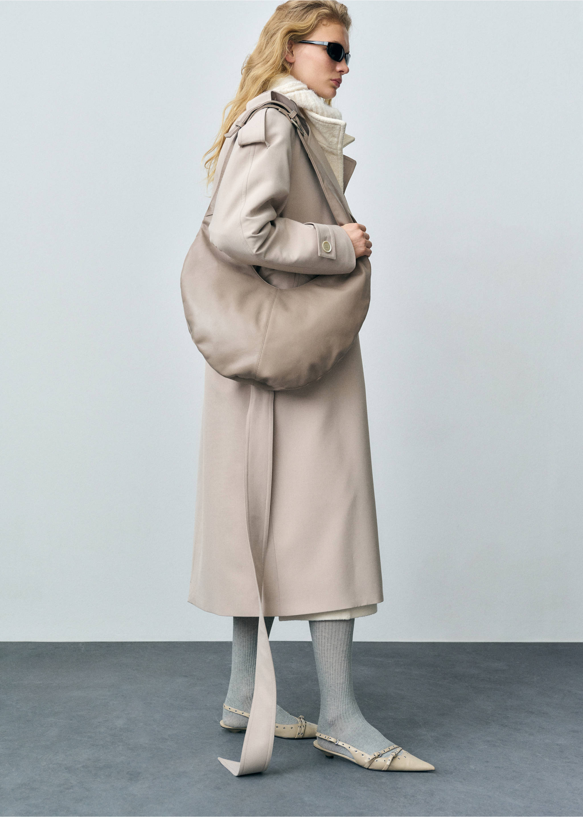 Oversized trench coat with belt - Details of the article 2, Ecru. Ref: 87093294-00.