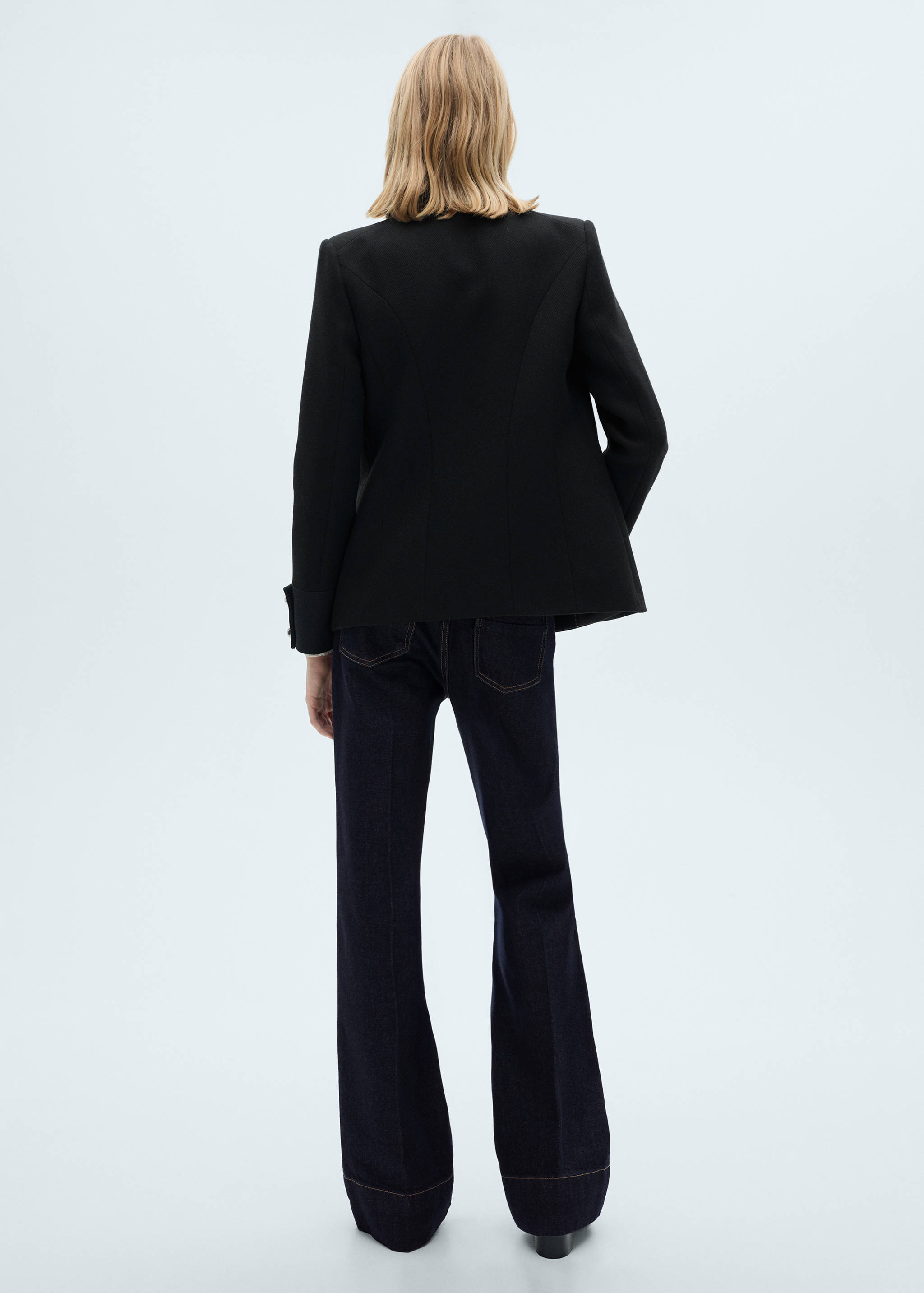 Jacke mit Stehkragen und Schmuckknöpfen - Rückseite des Artikels