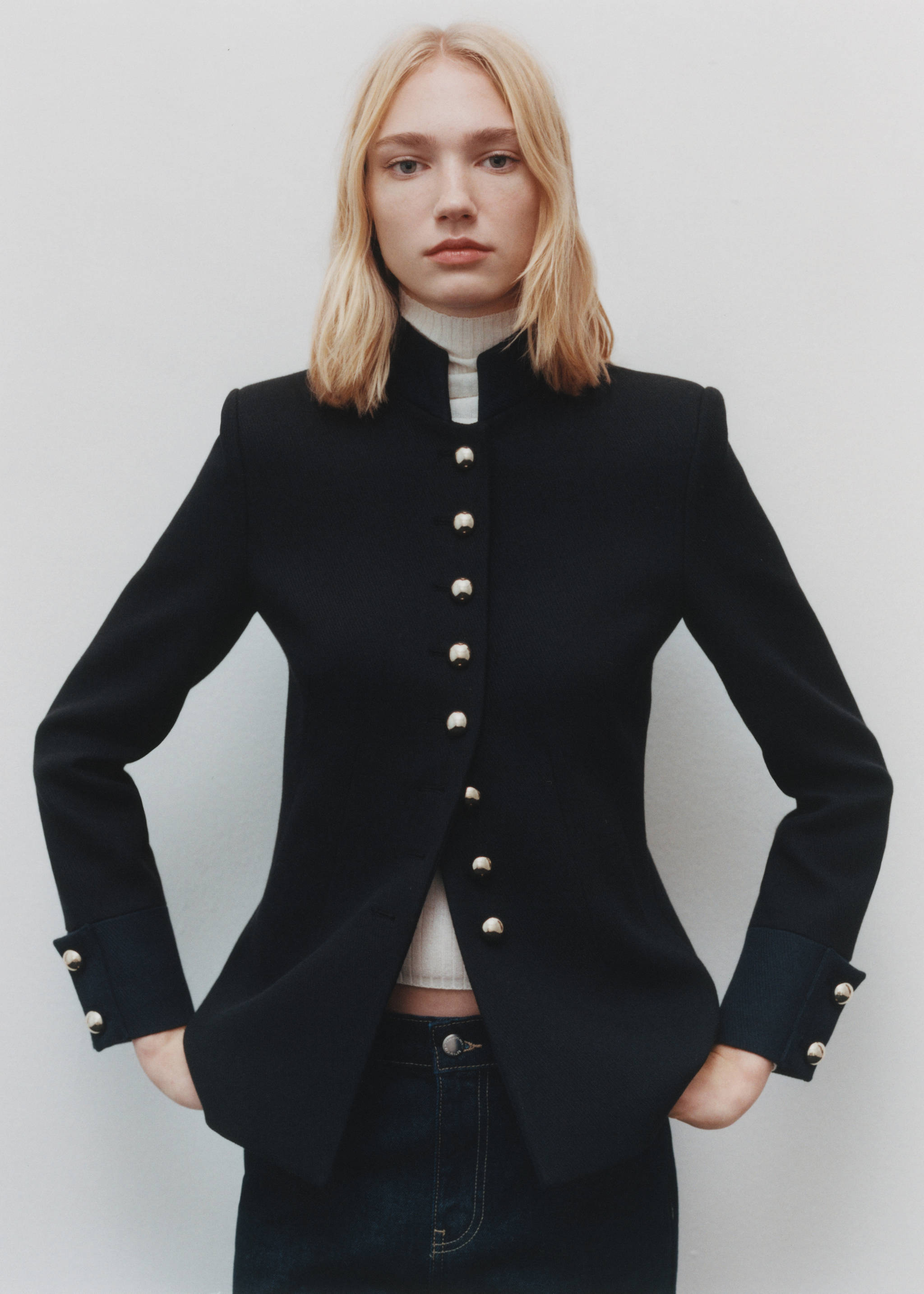 Jacke mit Stehkragen und Schmuckknöpfen - Detail des Artikels 7