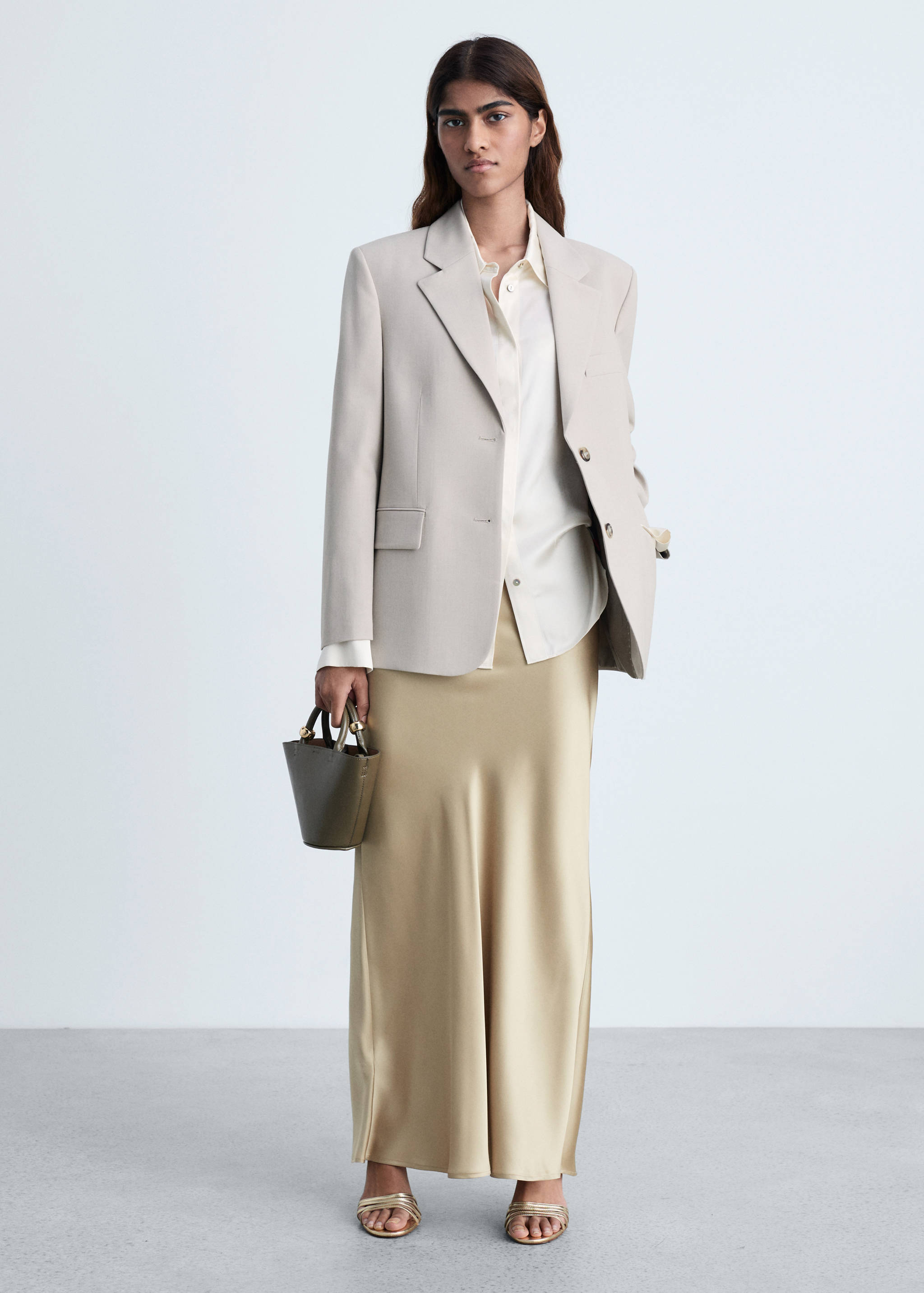 Saia comprida acetinada - Plano geral