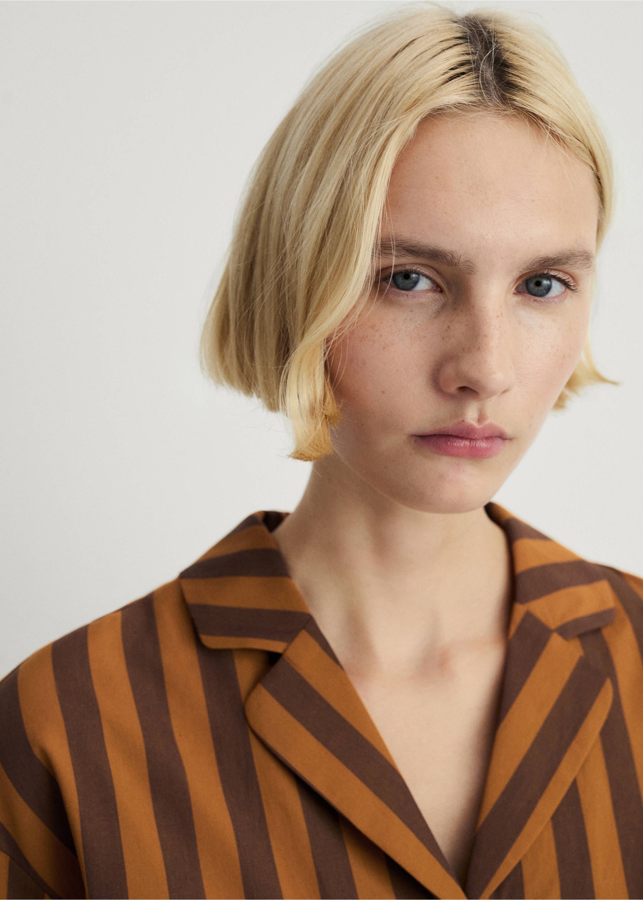 Two-tone woven striped long shirt - Details of the article 1, Brown. Ref: 87094066-00.