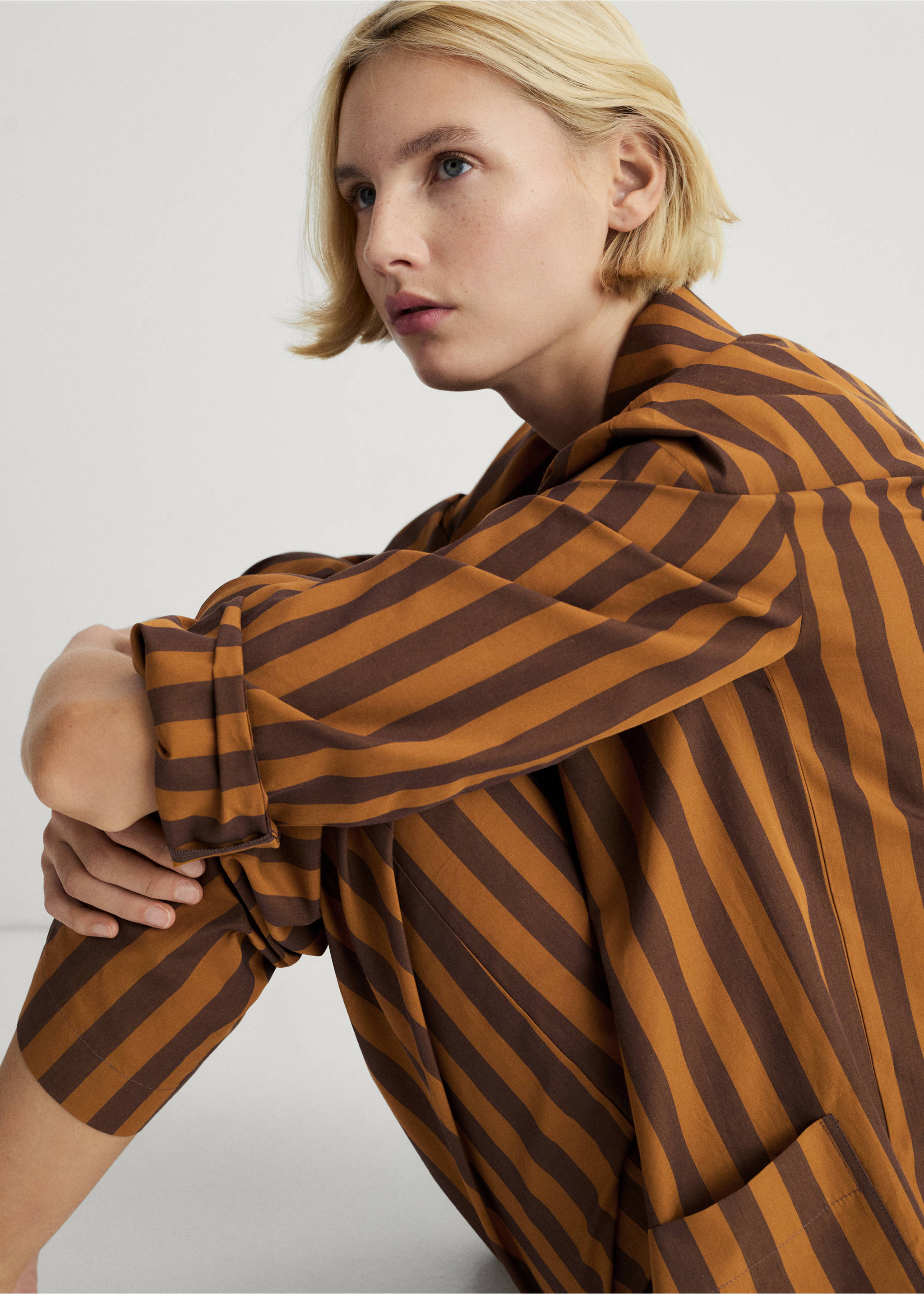 Two-tone woven striped long shirt - Details of the article 2, Brown. Ref: 87094066-00.