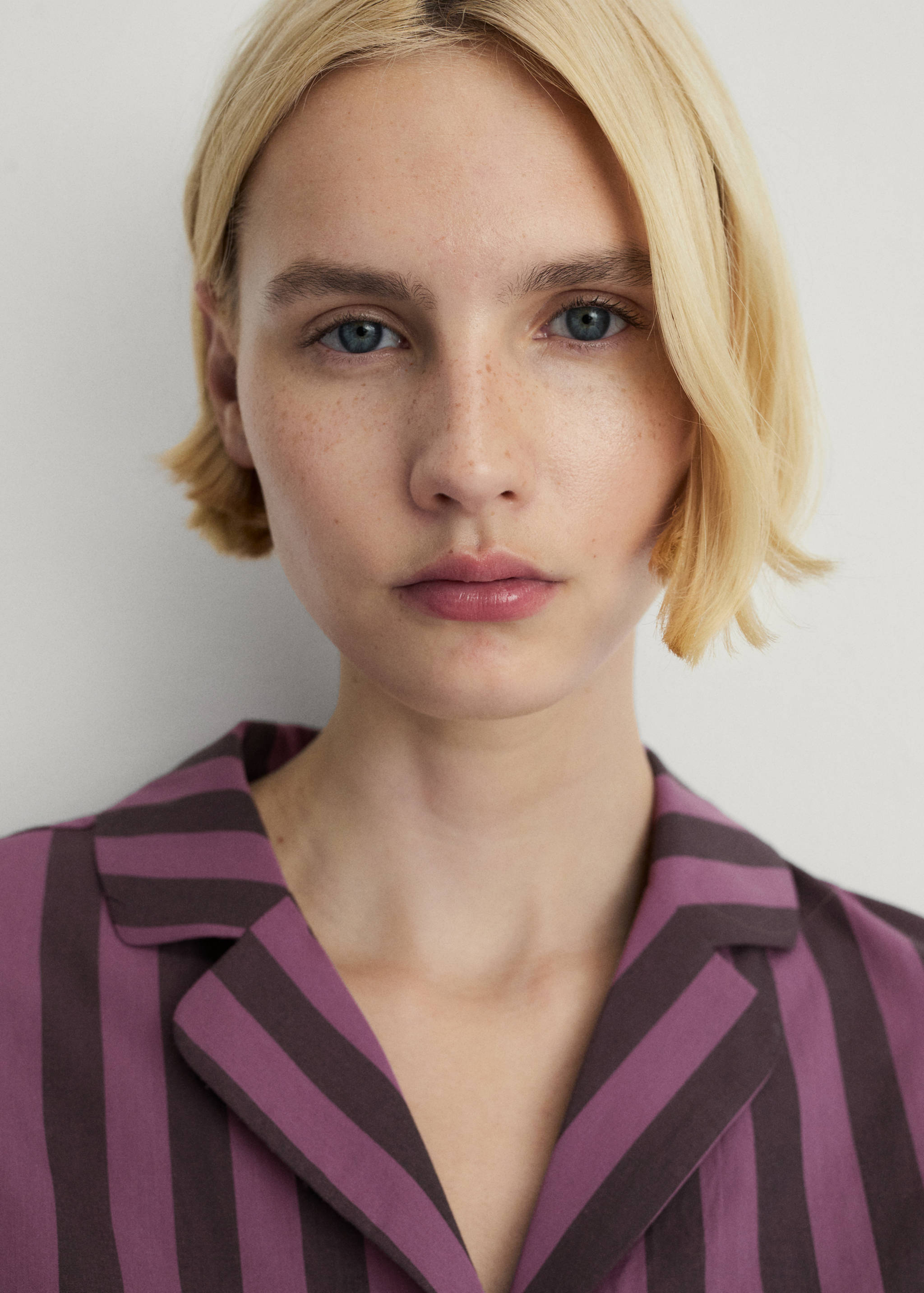 Cămașă lungă cu dungi din țesătură bicoloră - Detaliu al articolului 1