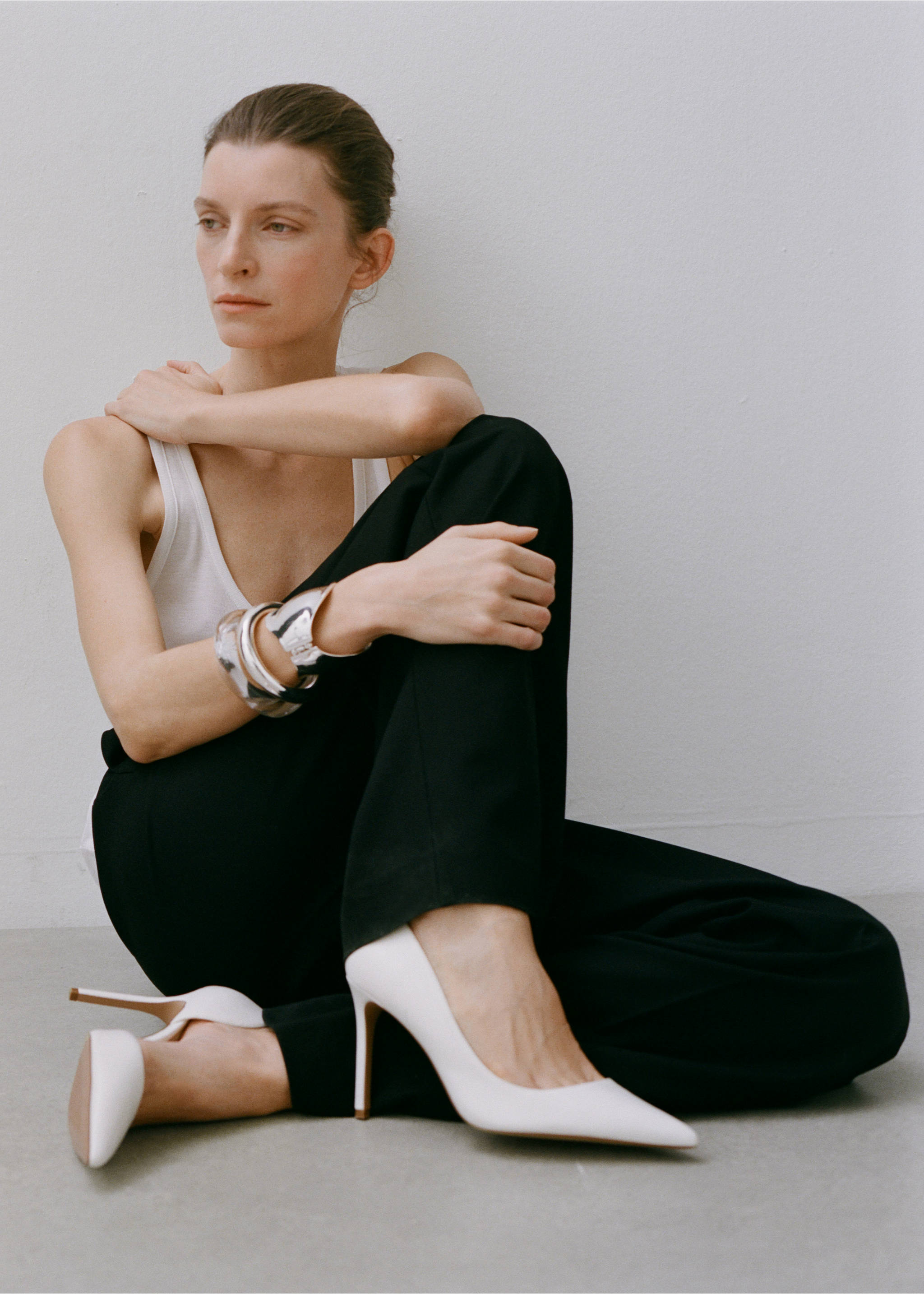 Asymmetrical heeled shoes - Details of the article 7, White. Ref: 87094067-00.