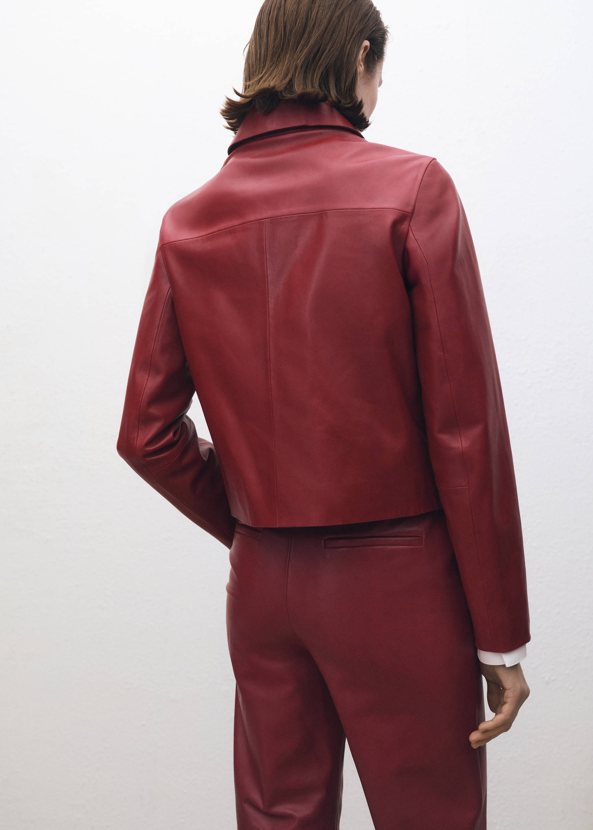 Buttoned leather jacket - Reverse of the article