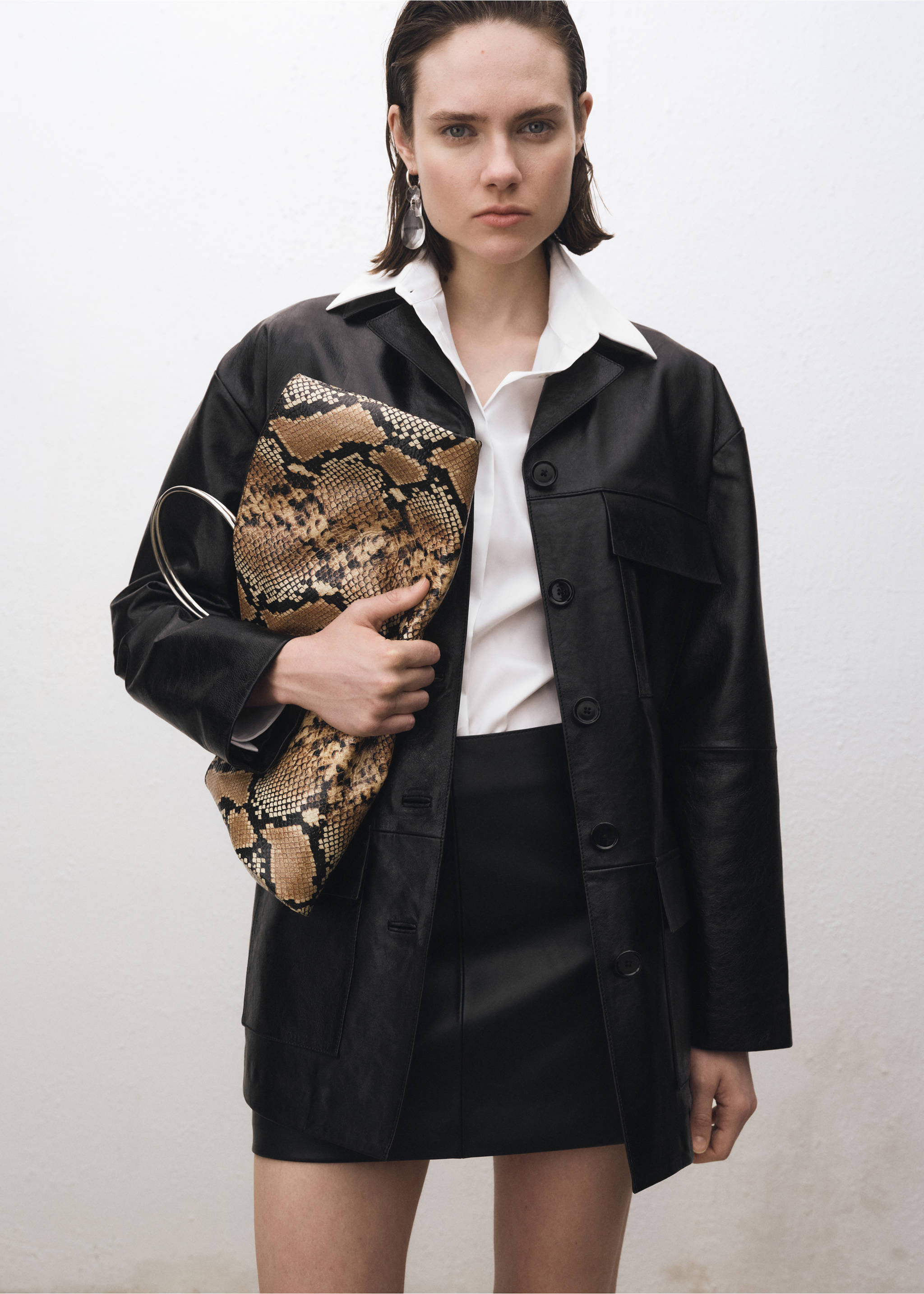 Leather skirt with stitching detail - Details of the article 2, Black. Ref: 87094075-00.