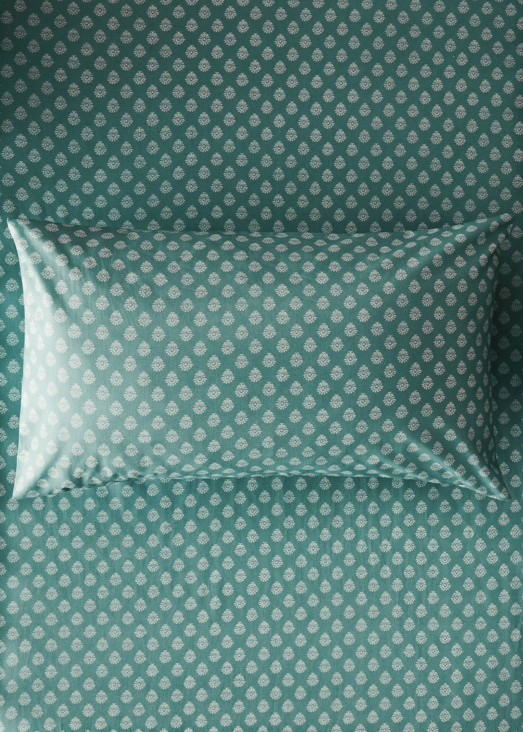 Children’s cotton percale pillowcase with small flowers 30x50 cm - General plane