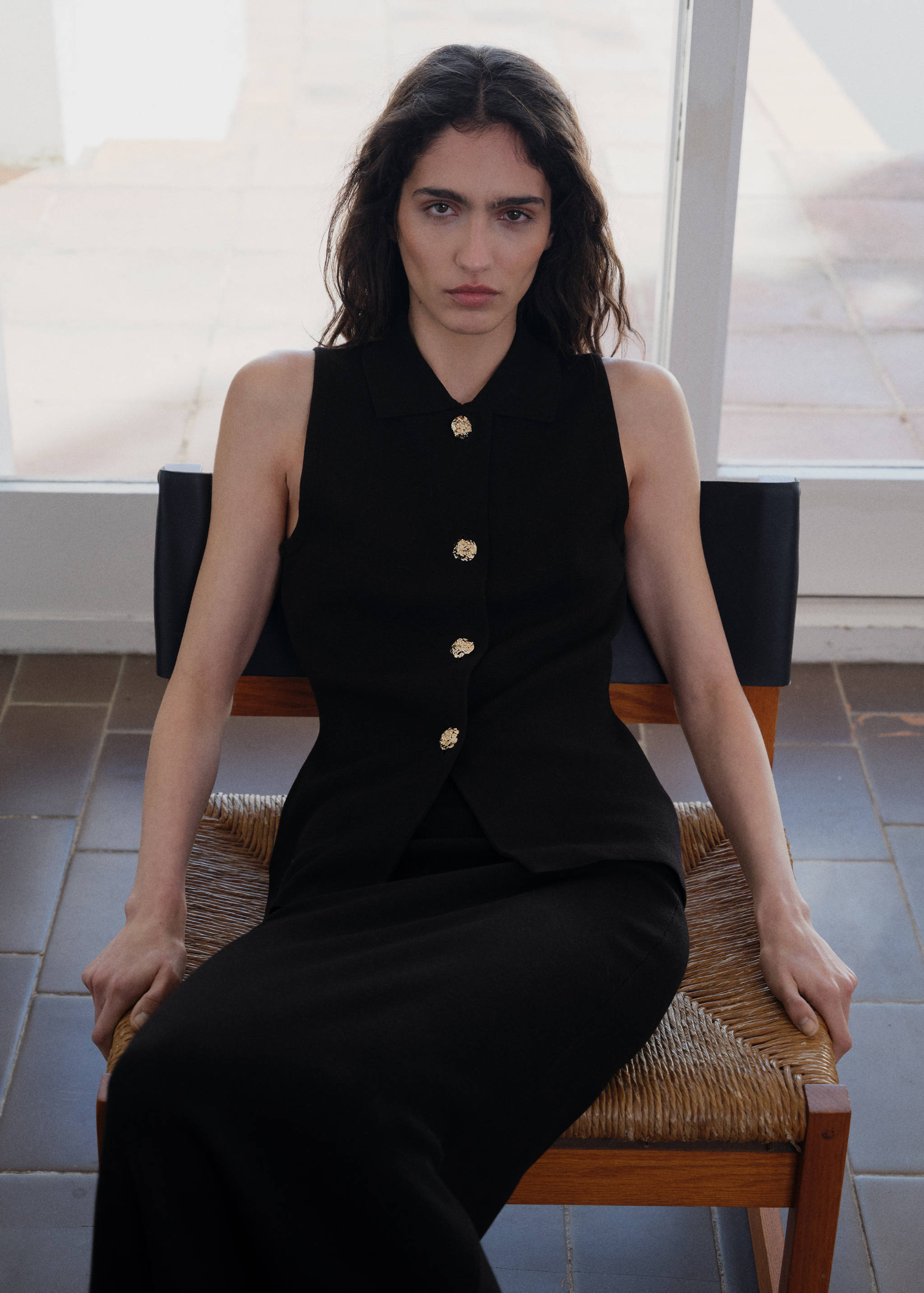 Colete de malha com botões de joia - Plano geral