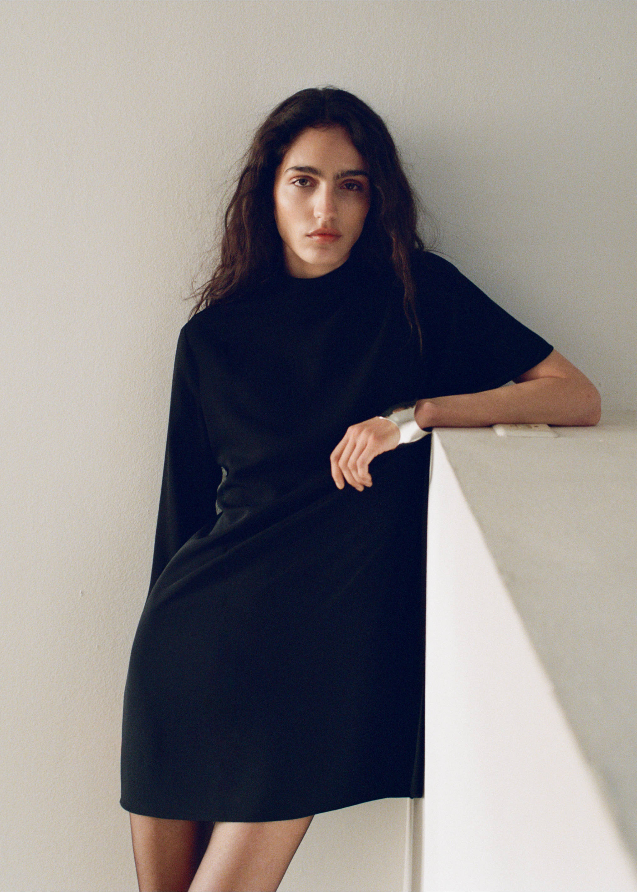 Short asymmetrical sleeve dress - Details of the article 3, Black. Ref: 87094090-00.