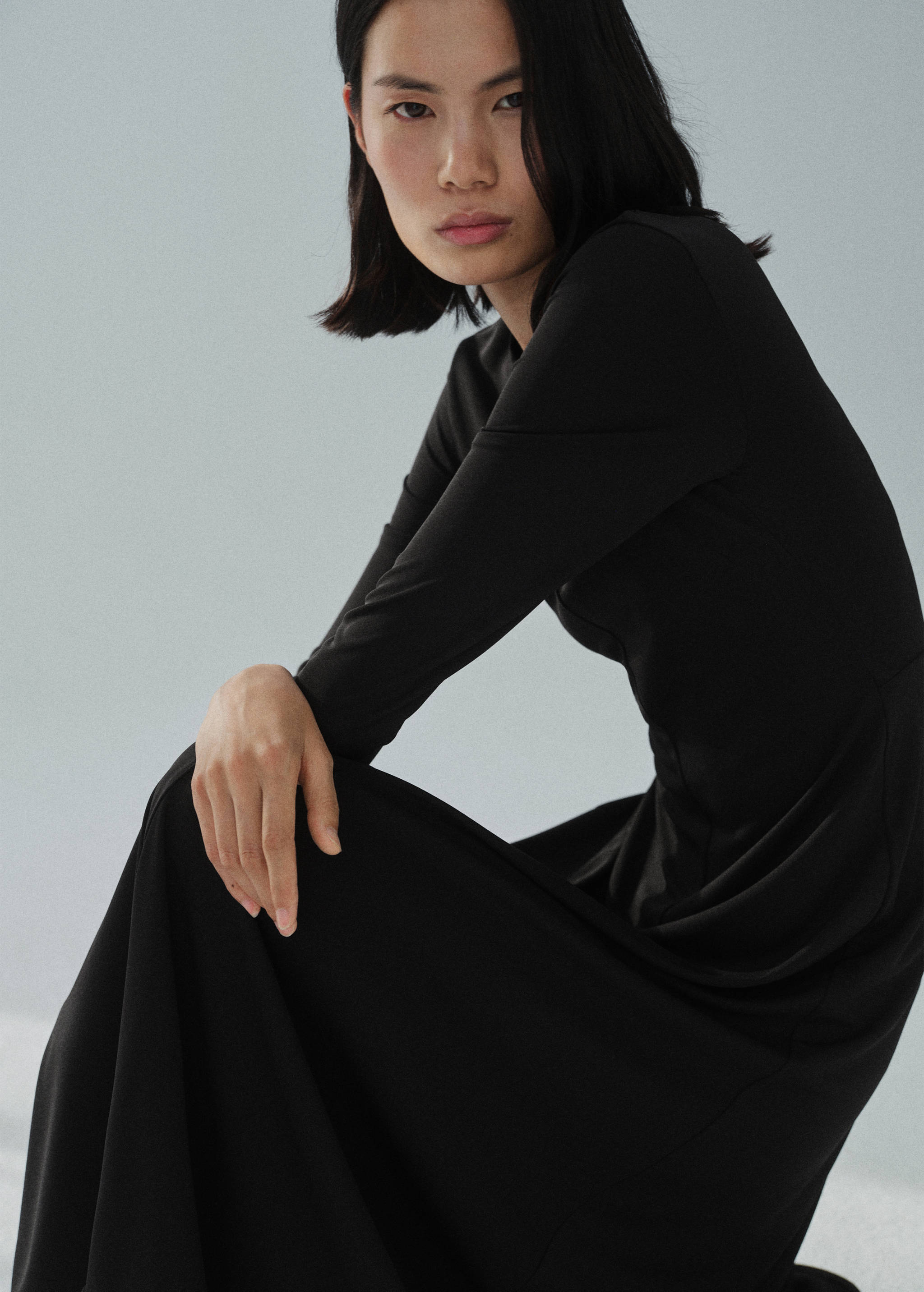 Długa sukienka z dzianiny o rozszerzanym kroju - Szczegóły artykułu 1