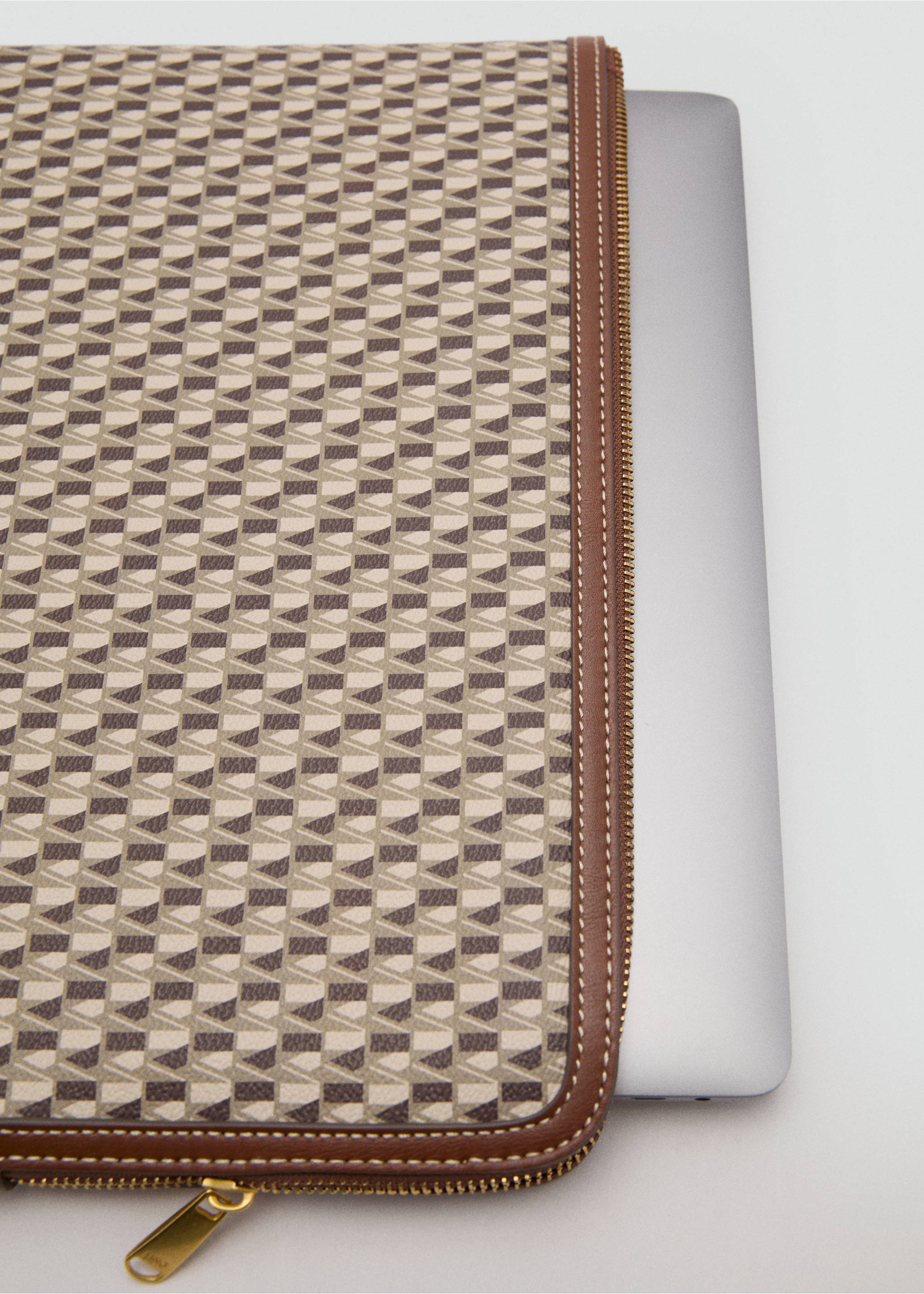 Housse ordinateur portable logo - Détail de l'article 2, Marron moyen. Ref: 87094094-00.