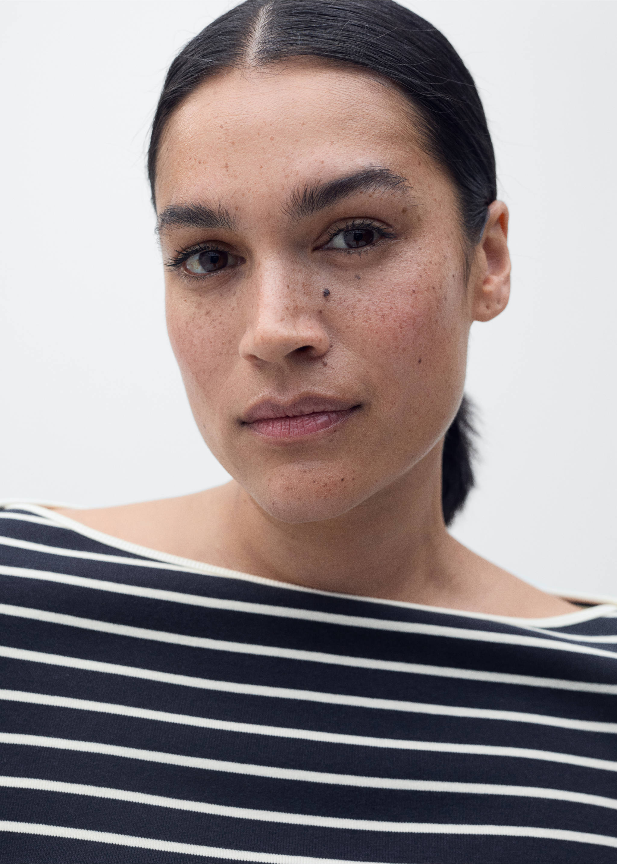 Gestreiftes T-Shirt mit Bateau-Ausschnitt - Detail des Artikels 4, Dunkles Marineblau. Ref: 87094416-00.