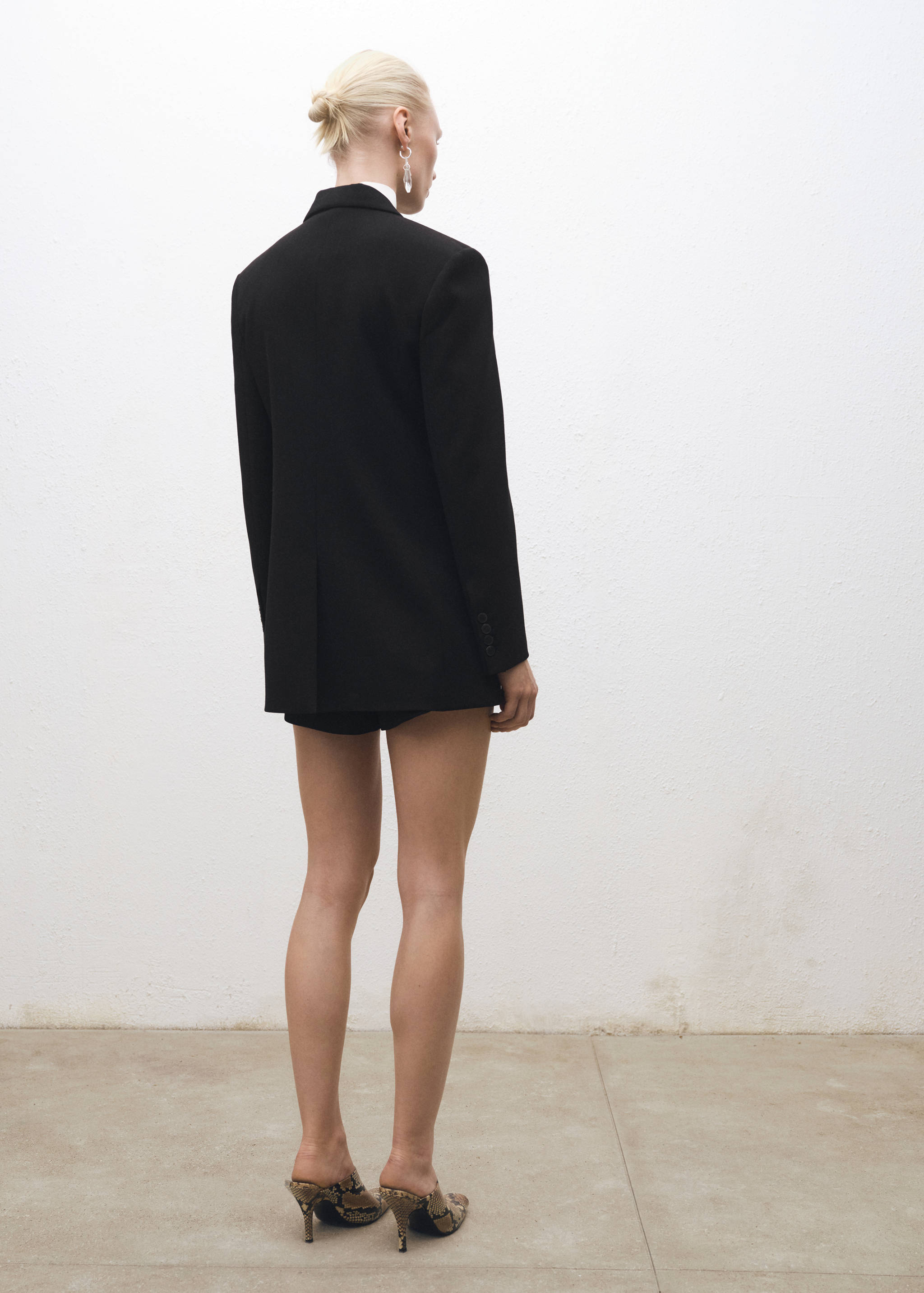 Rak kavaj med knappar - Artikelns baksida