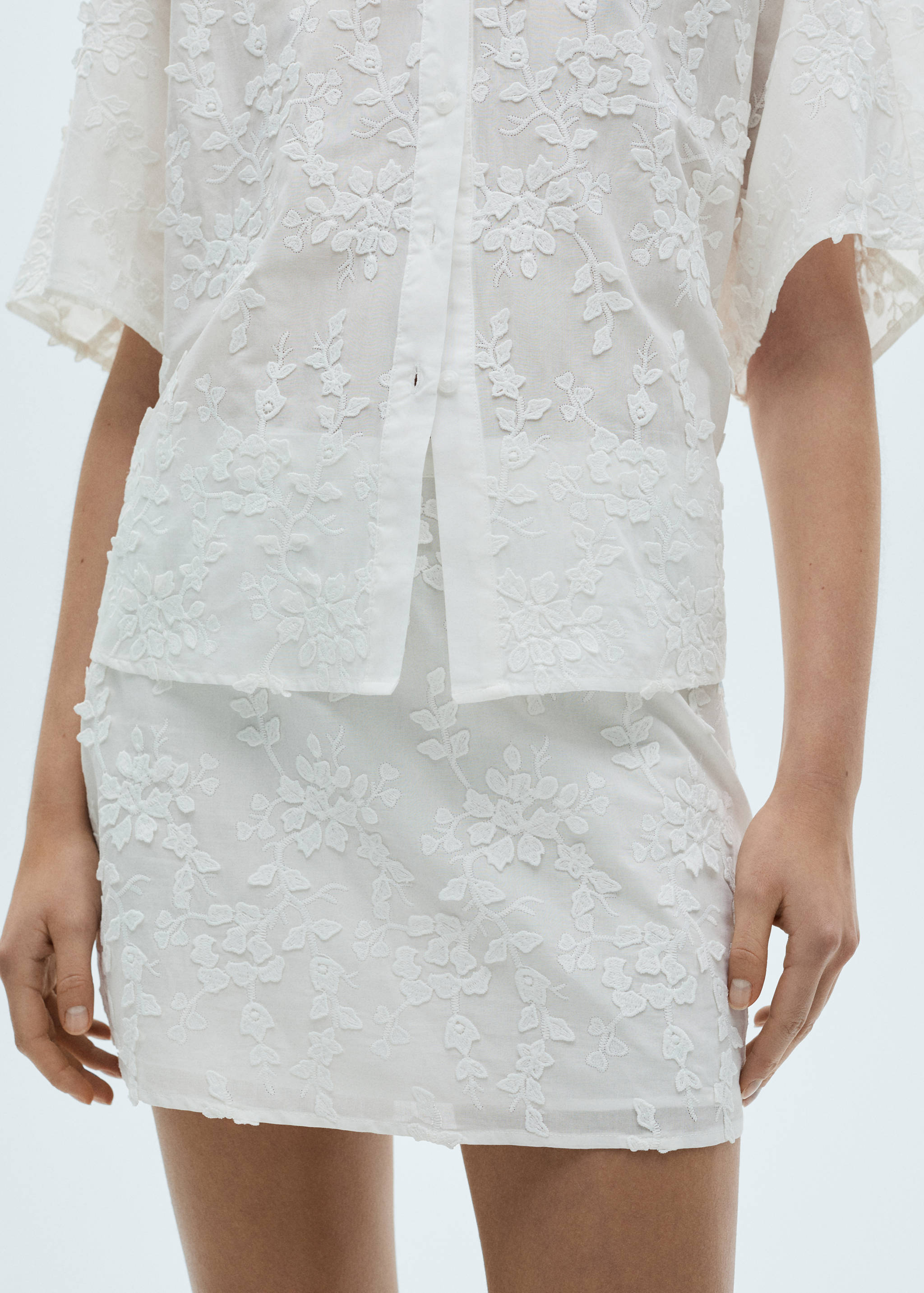 Falda algodón bordado floral - Plano medio