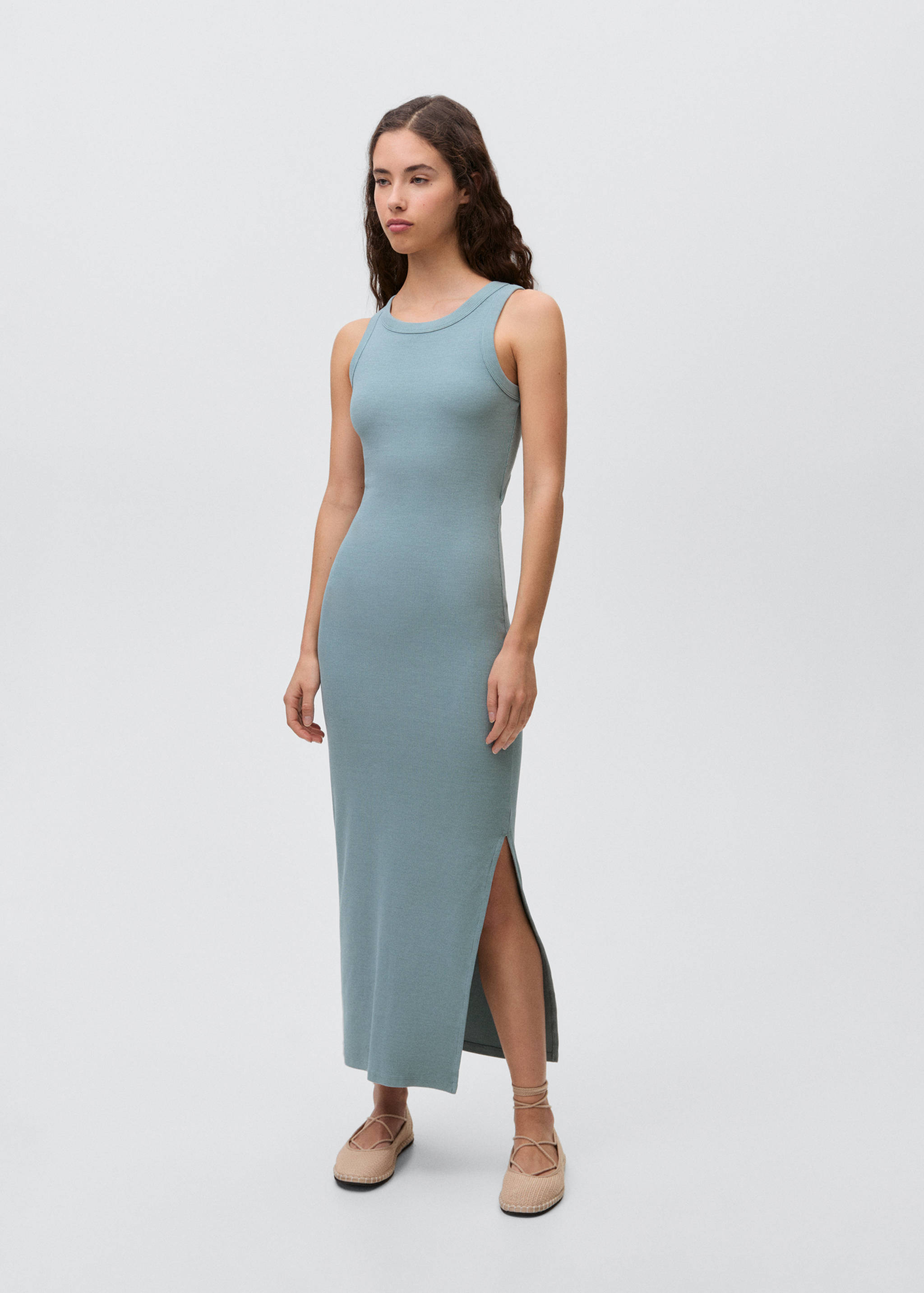 Robe ouverte dans le dos - Plan général