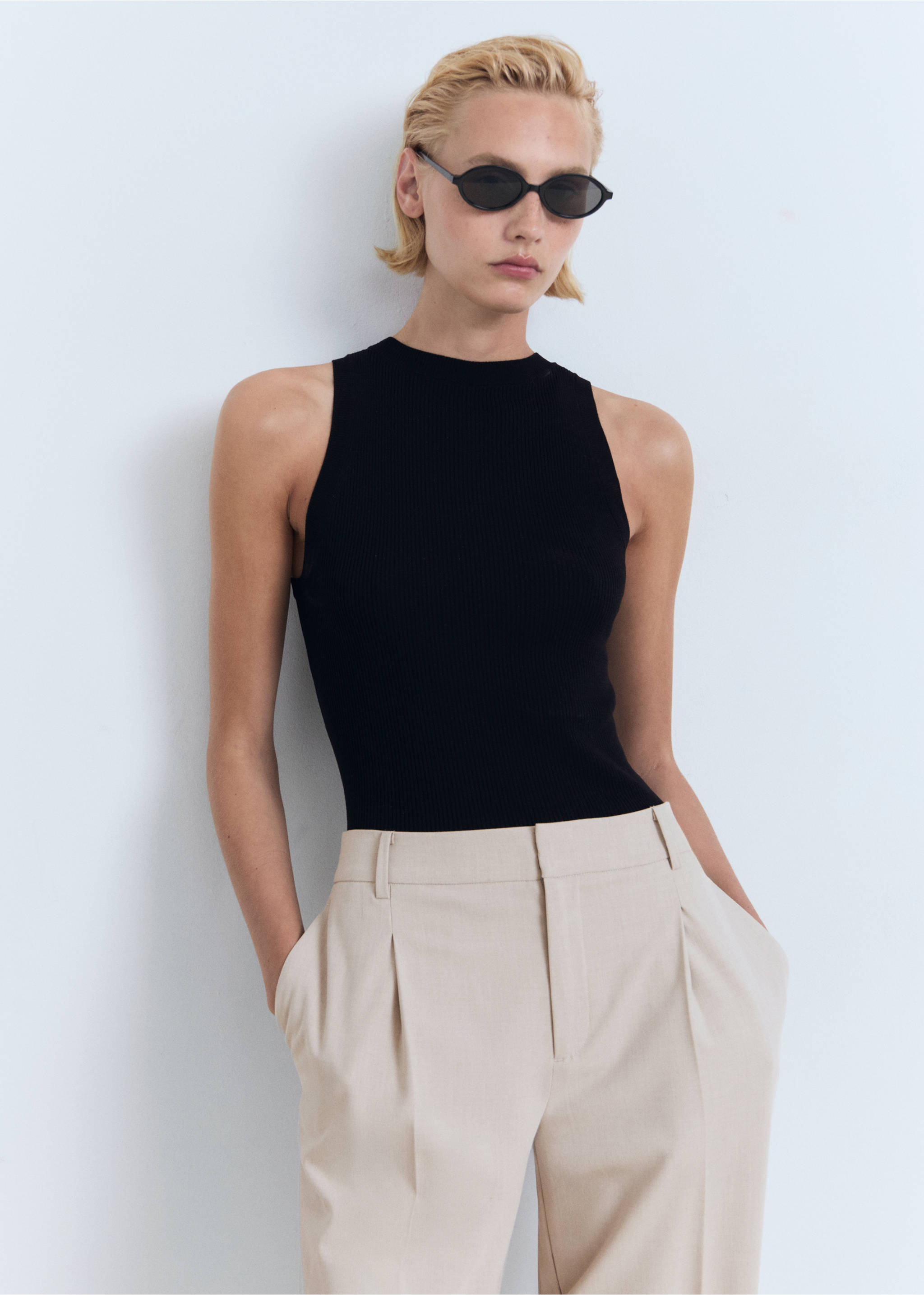 Pantalon droit pinces - Plan moyen, Beige. Ref: 87094799-00.