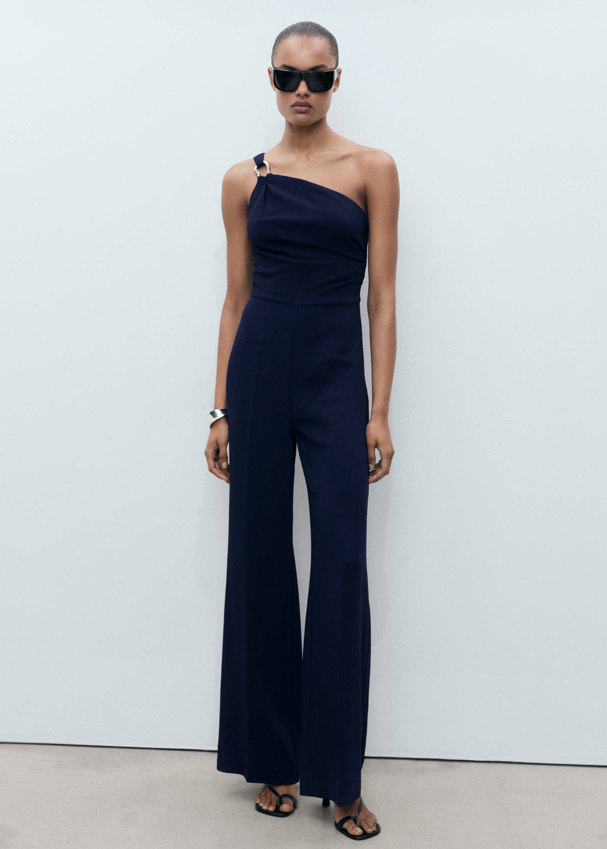 Asymmetrische jumpsuit met metalen detail - Overzichtstekening