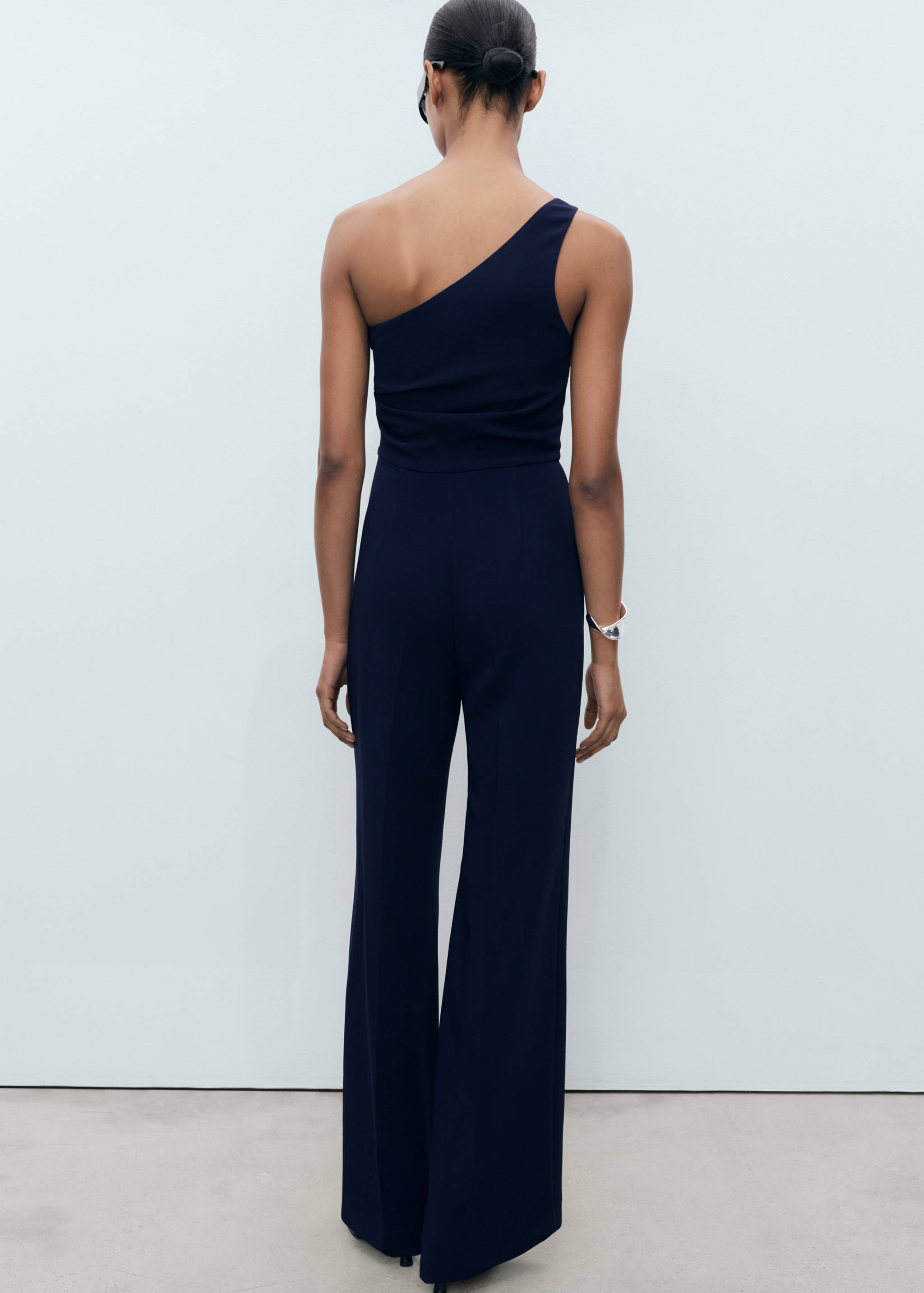 Asymmetrische jumpsuit met metalen detail - Achterkant van het artikel