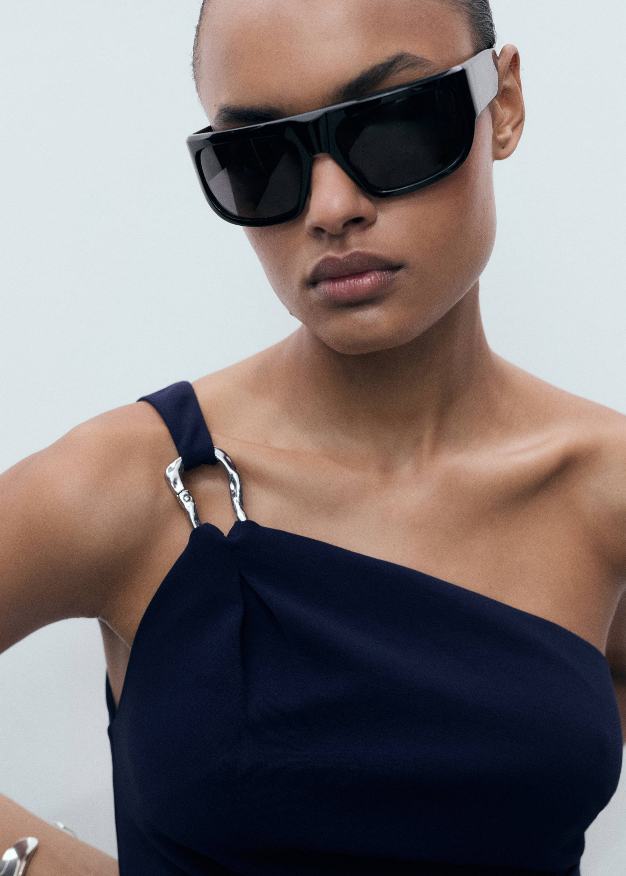 Asymmetrische jumpsuit met metalen detail - Detail van het artikel 1