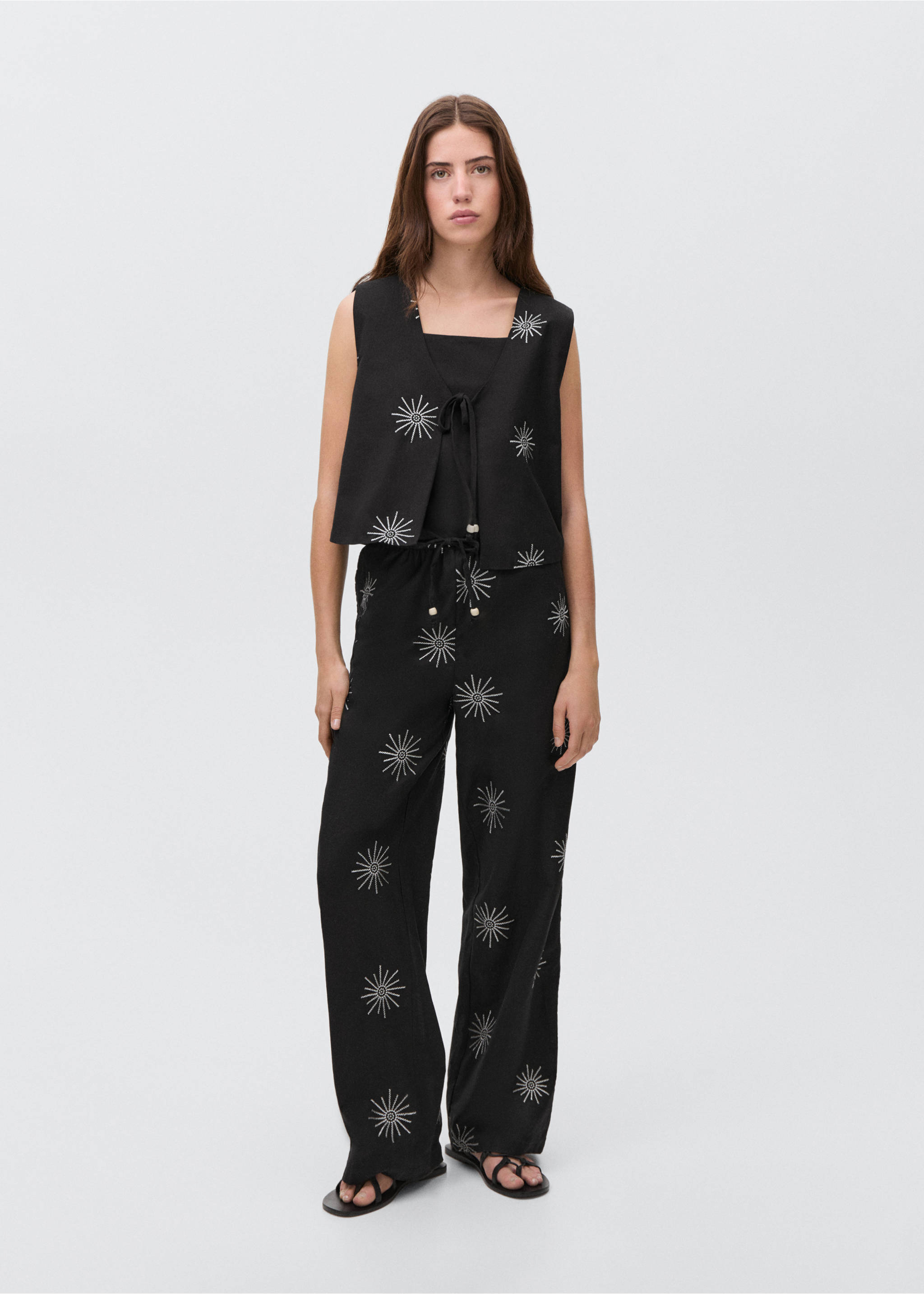 Long trousers with embroidered details - General plane, Black. Ref: 87095725-00.