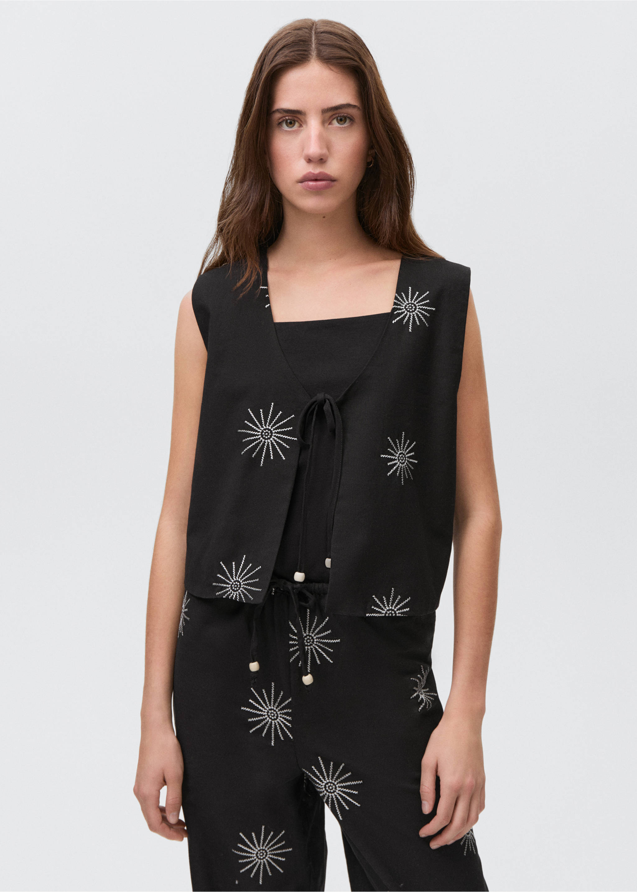 Long trousers with embroidered details - Medium plane, Black. Ref: 87095725-00.