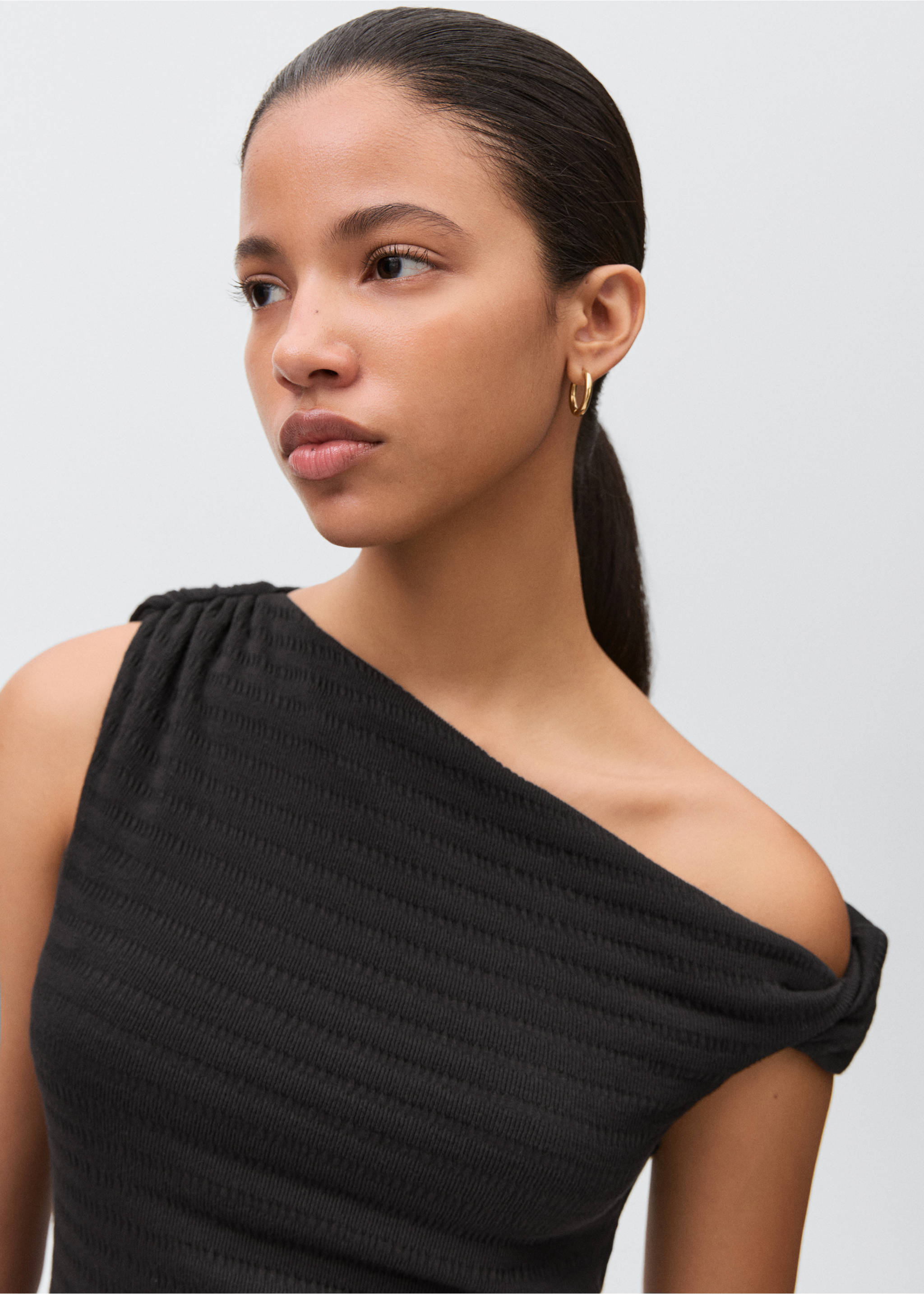 Short knitted dress - Details of the article 1, Black. Ref: 87095728-00.