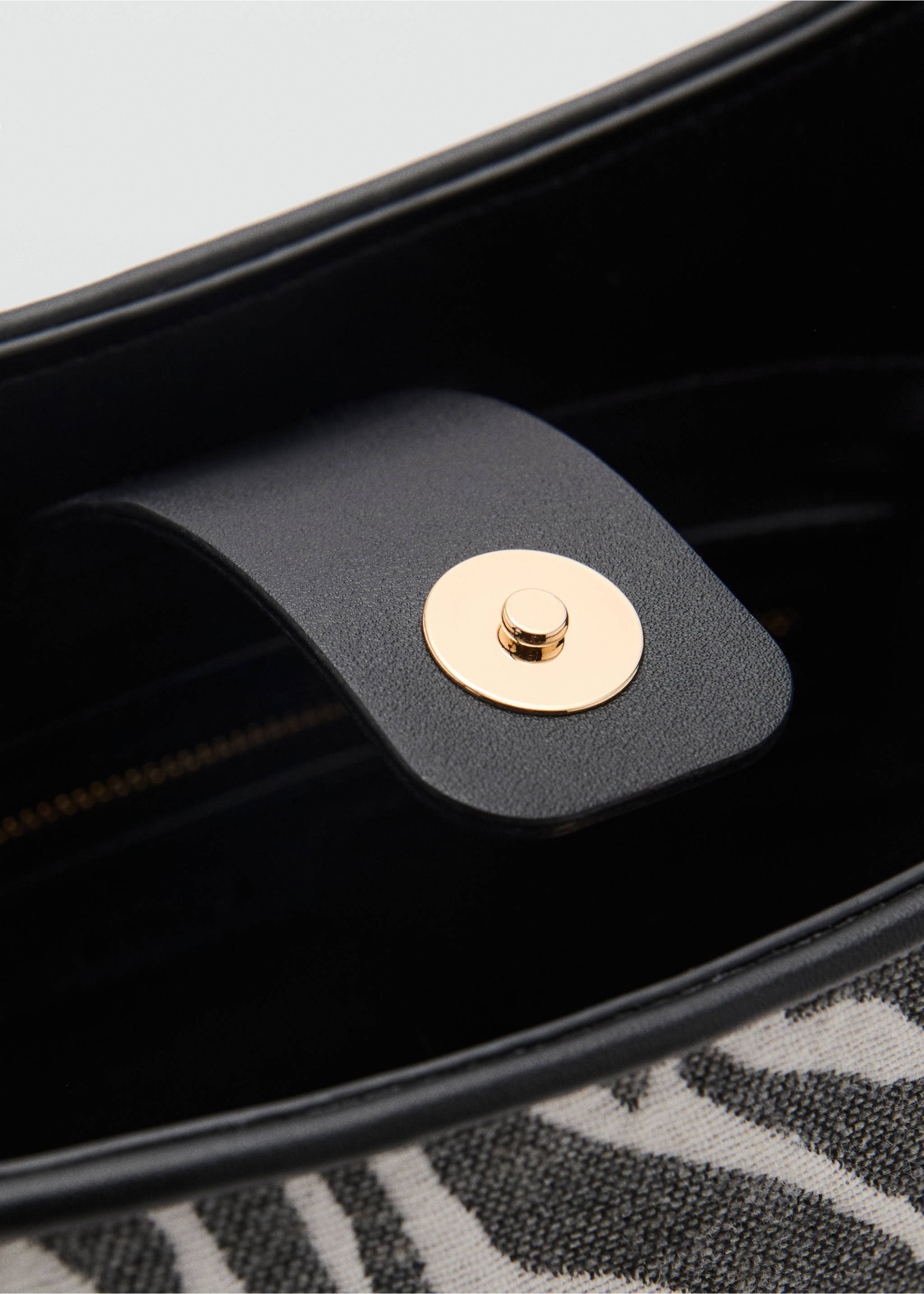 Large zebra-print bucket bag - Details of the article 2, Black. Ref: 87095732-00.
