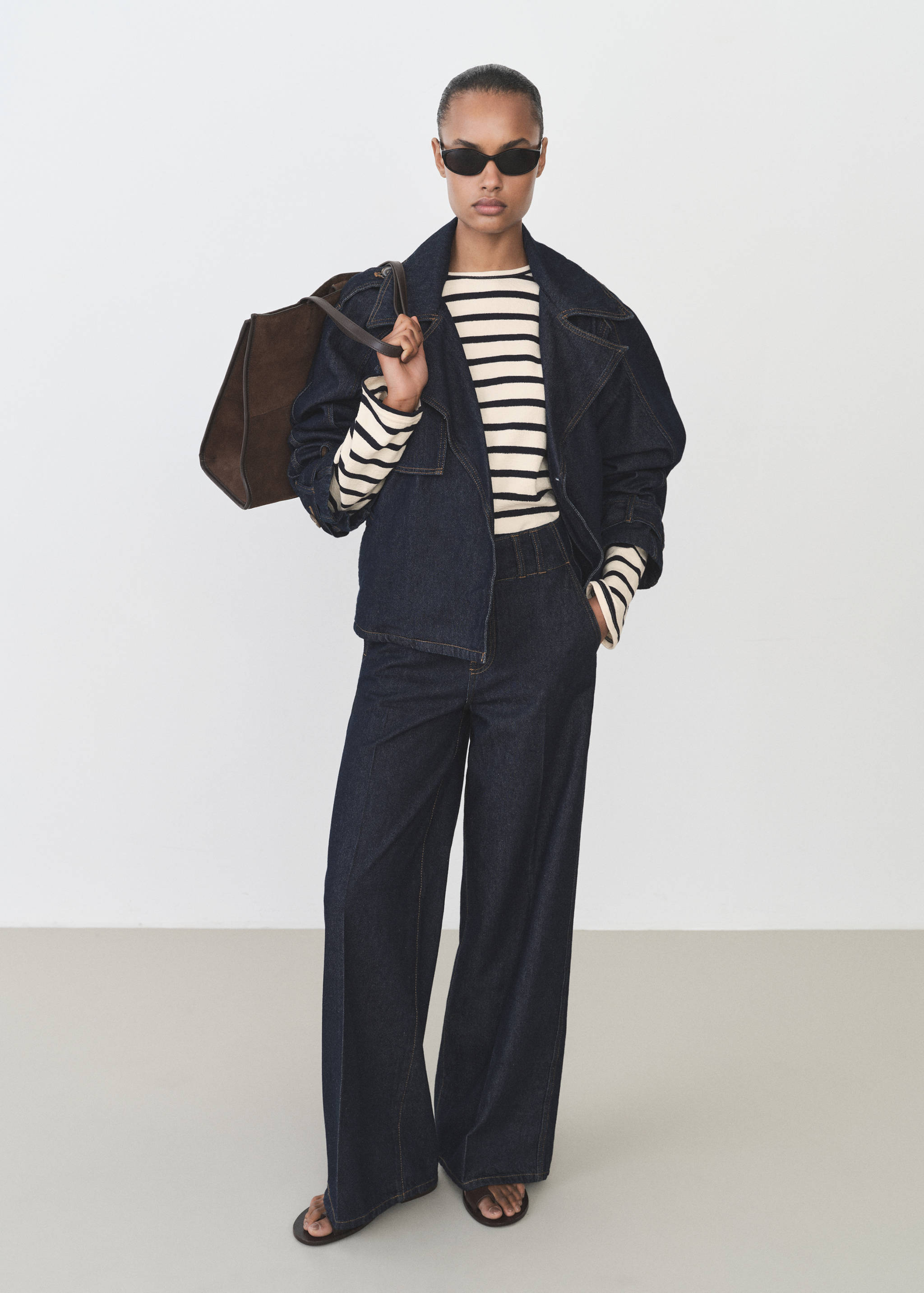 Bluza w paski z okrągłym dekoltem - Plan ogólny