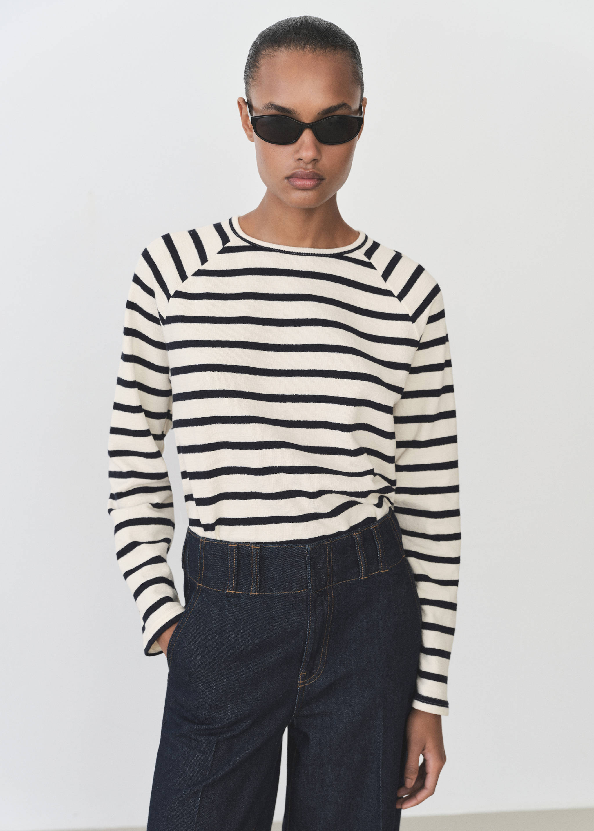 Bluza w paski z okrągłym dekoltem - Plan średni